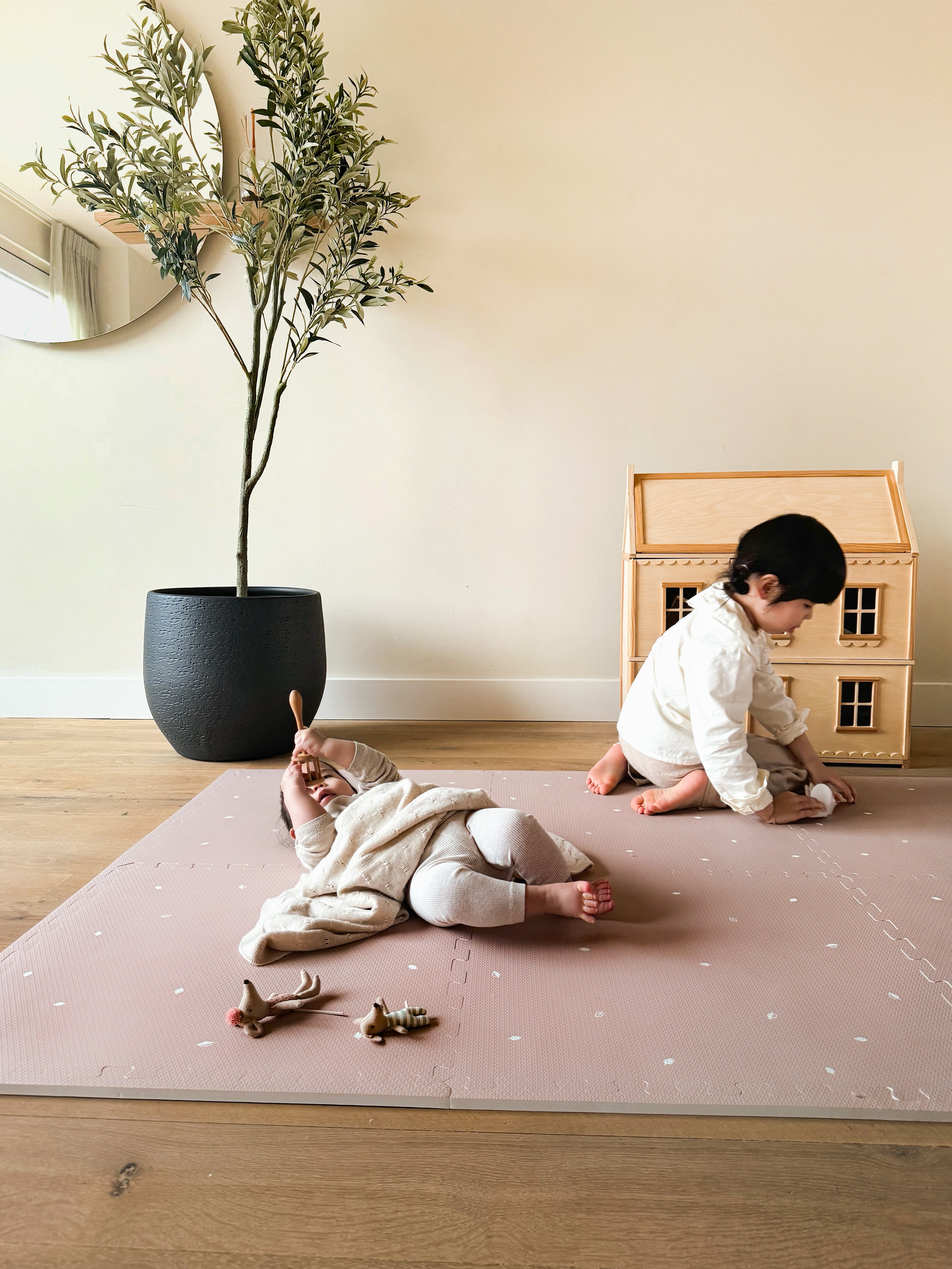 uzzelmat in oudroze tint. Hygiënisch en makkelijk schoon te maken. Perfect voor een veilige en stijlvolle kinderkamer of babykamer.