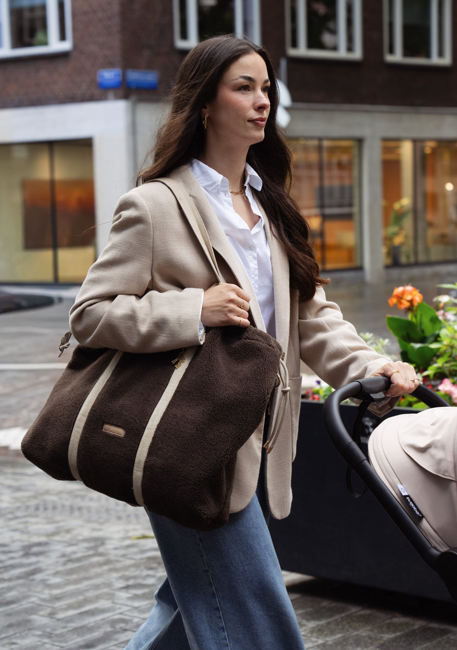 The Cozy Tote, gedragen