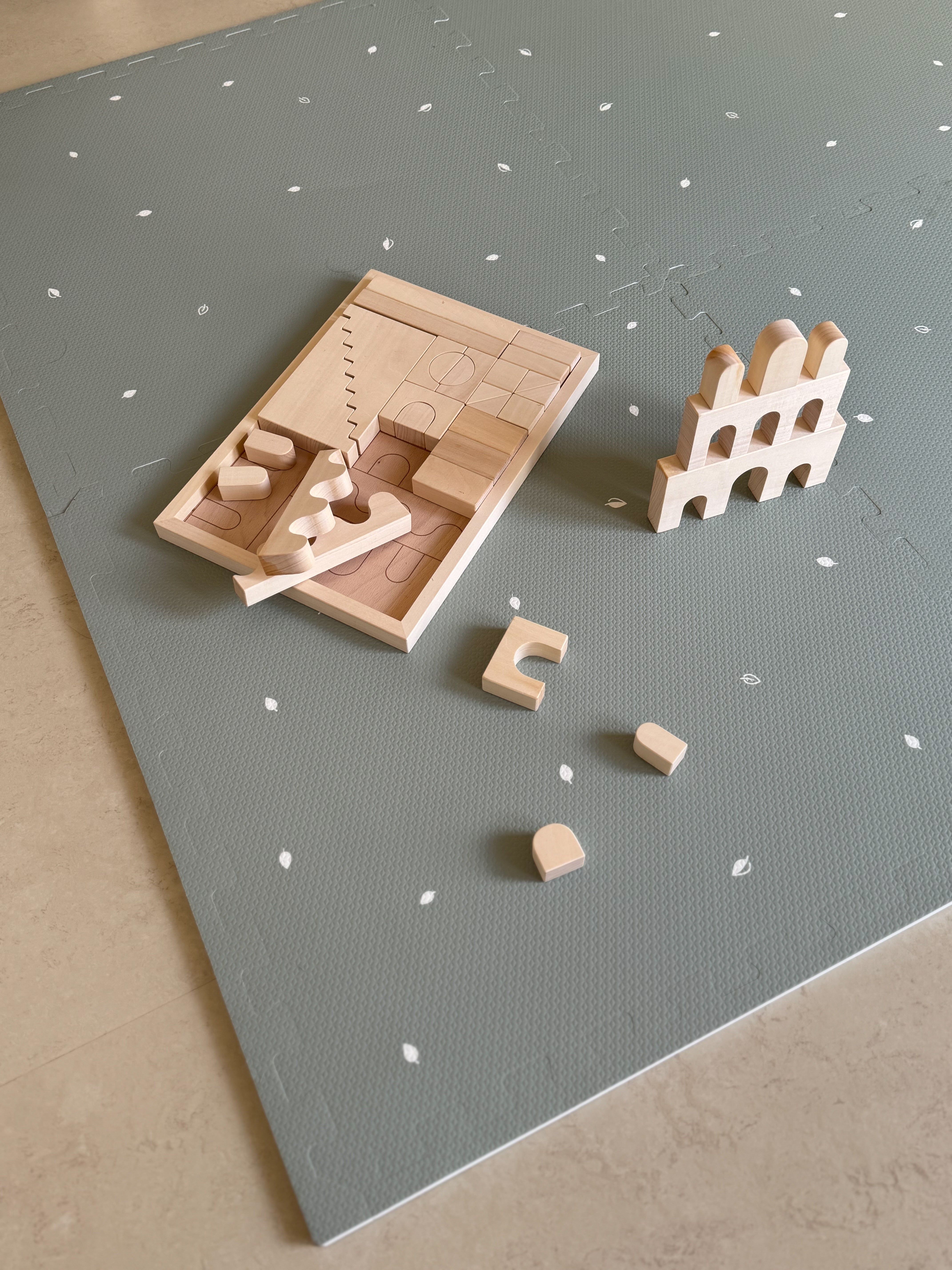 Zachte Olive Sage puzzelmat. Hygiënisch en makkelijk schoon te maken. Stimuleert rollen, kruipen en motorische ontwikkeling van baby’s.