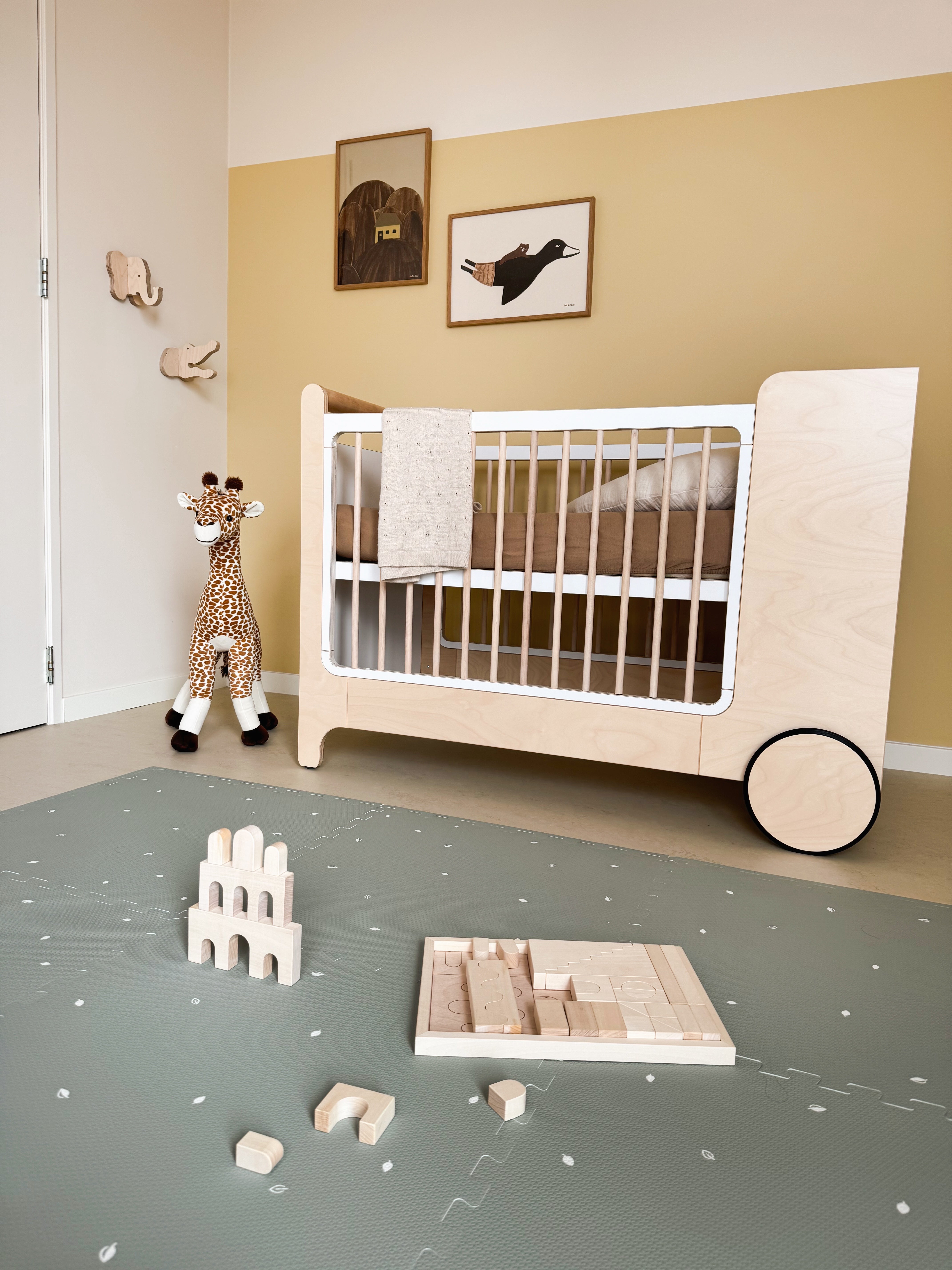 Veilige puzzelmat in Olive Sage groen. Vrij van schadelijke stoffen, superhygiënisch en bevordert spel, rollen en kruipen in de babykamer.
