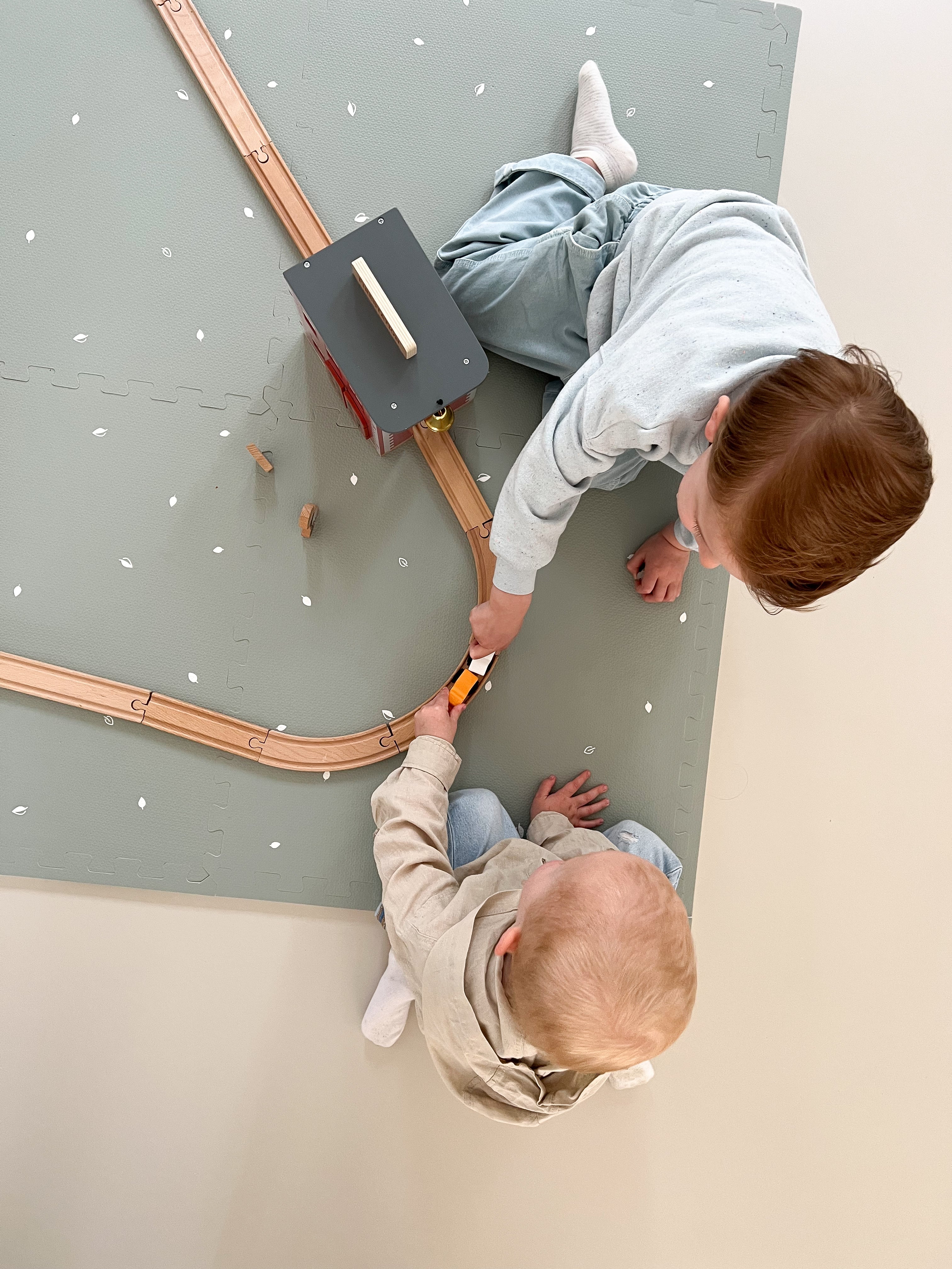 Stijlvolle puzzelmat die baby’s helpt met rollen, kruipen en spelen. Hygiënisch, veilig en geschikt voor babykamer en speelhoek.