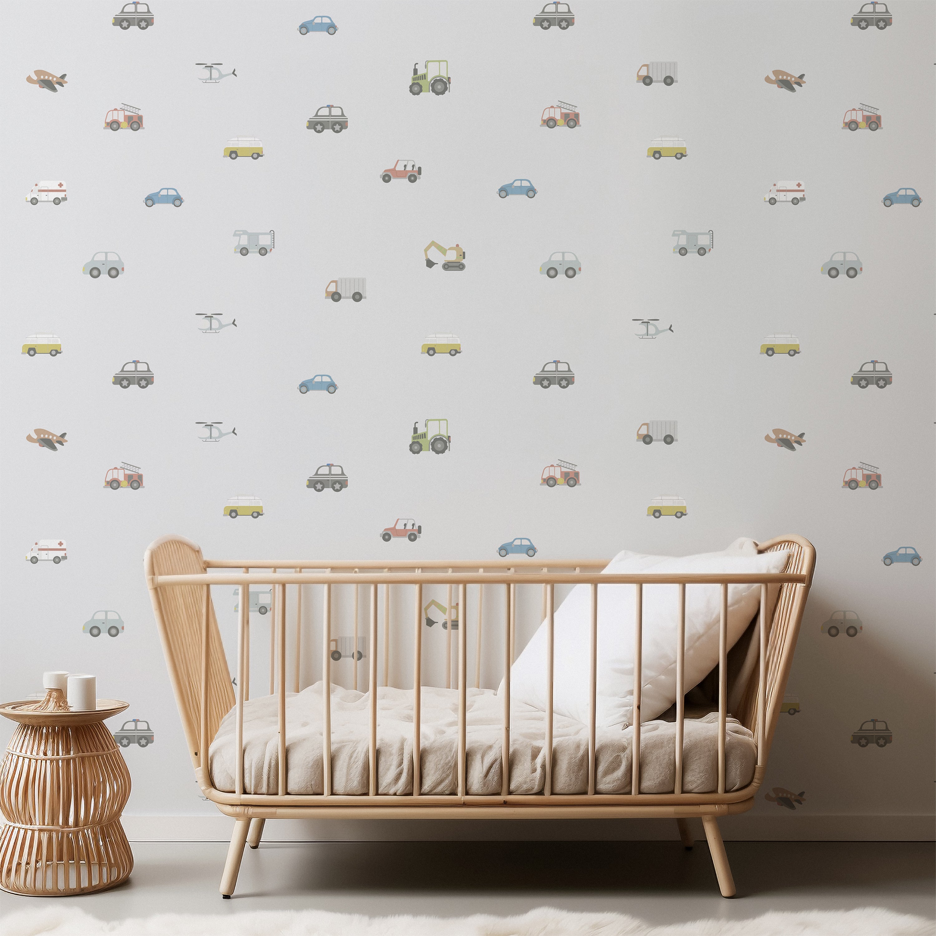 Stoer grijs behang met auto’s, vliegtuigen, helikopters en tractoren. Perfect voor een avontuurlijke jongenskamer of stoere babykamer.