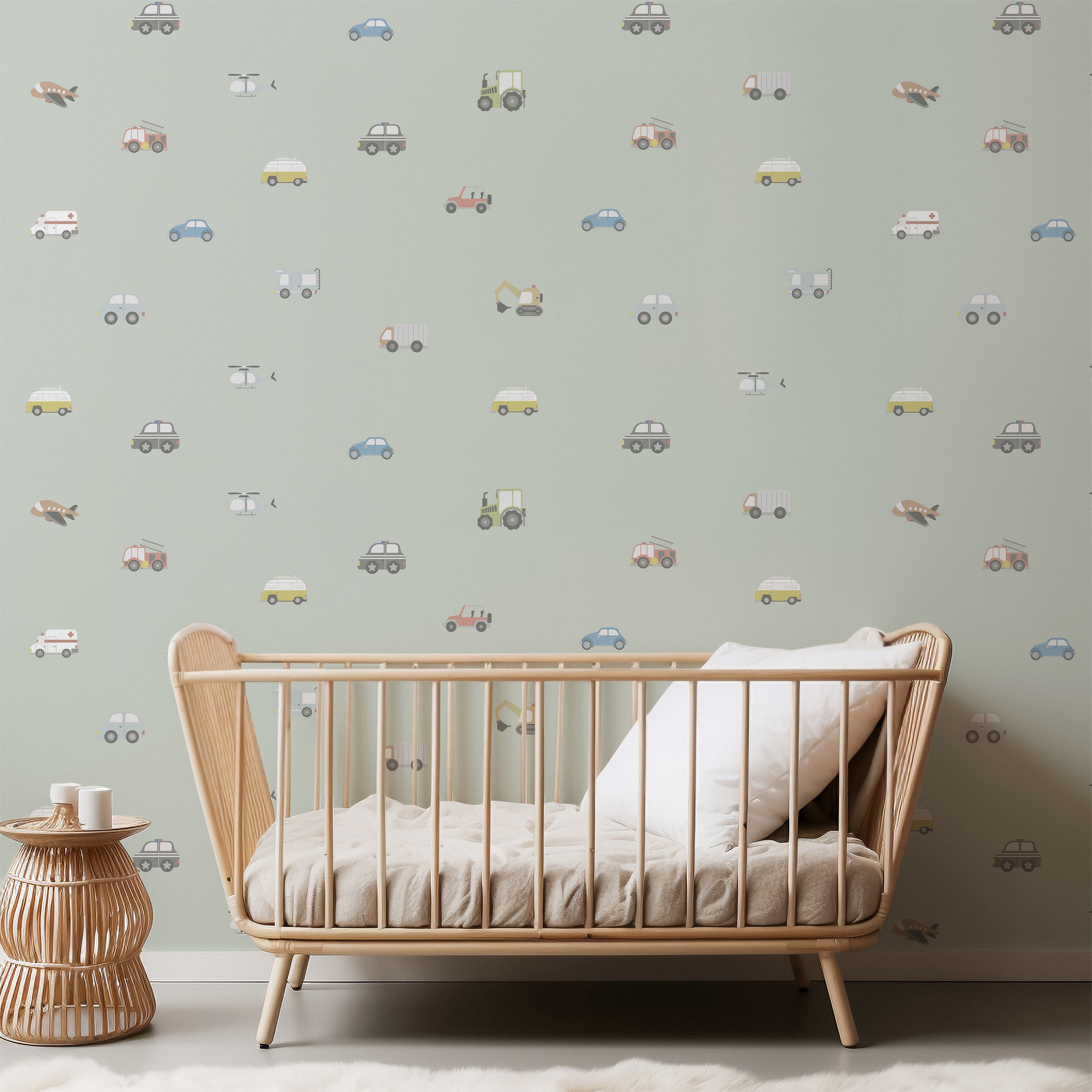 Stoer groen behang met auto’s, tractoren, brandweerwagens en vliegtuigen. Perfect voor een speelse jongenskamer of stoere kinderkamer.