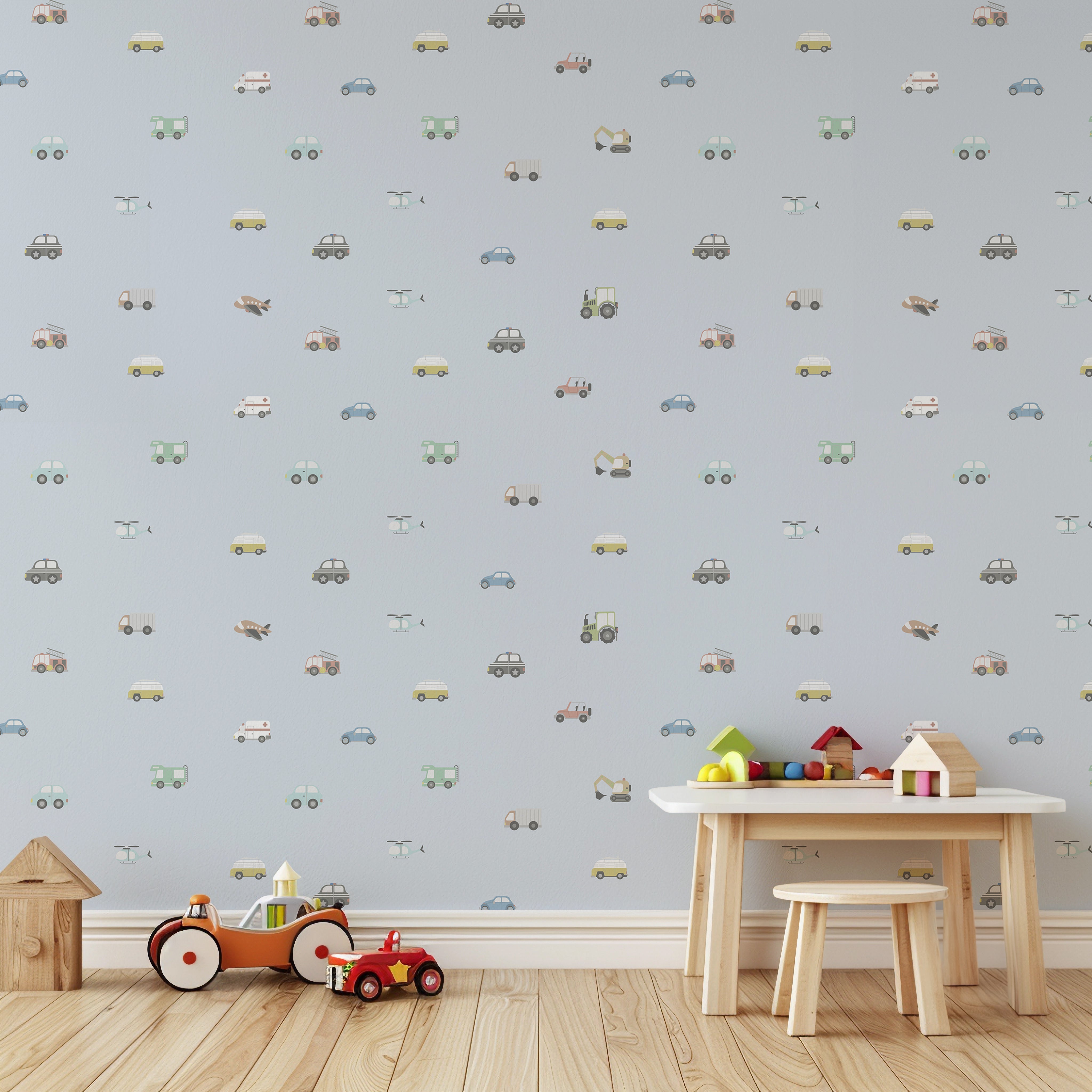 Blauw behang met tractors, graafmachines en vrachtwagens. Perfect voor een jongens babykamer met een stoere uitstraling.