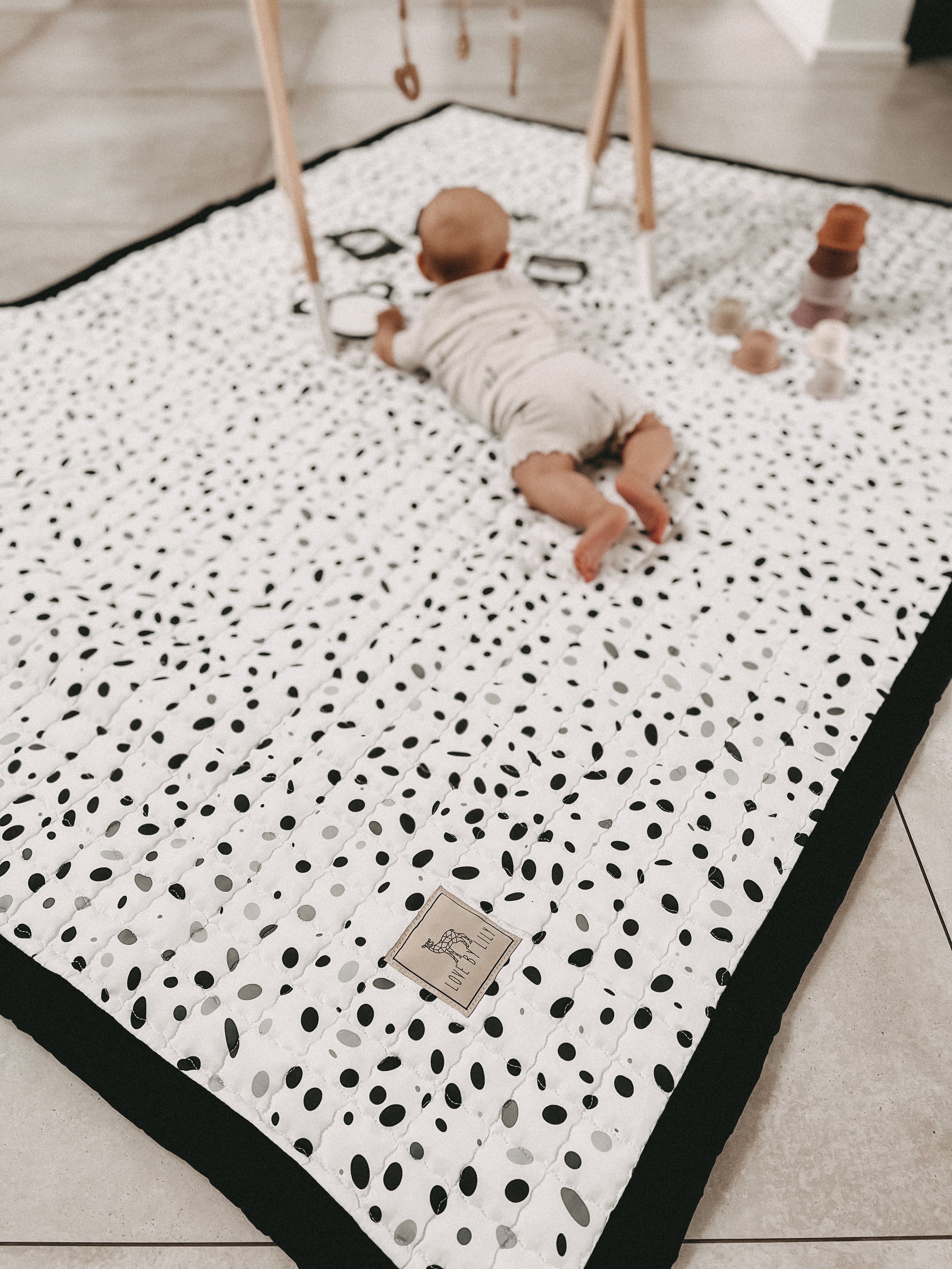 Zacht speelkleed met stenenprint – vrij spelen, kruipen of rusten binnen én buiten.