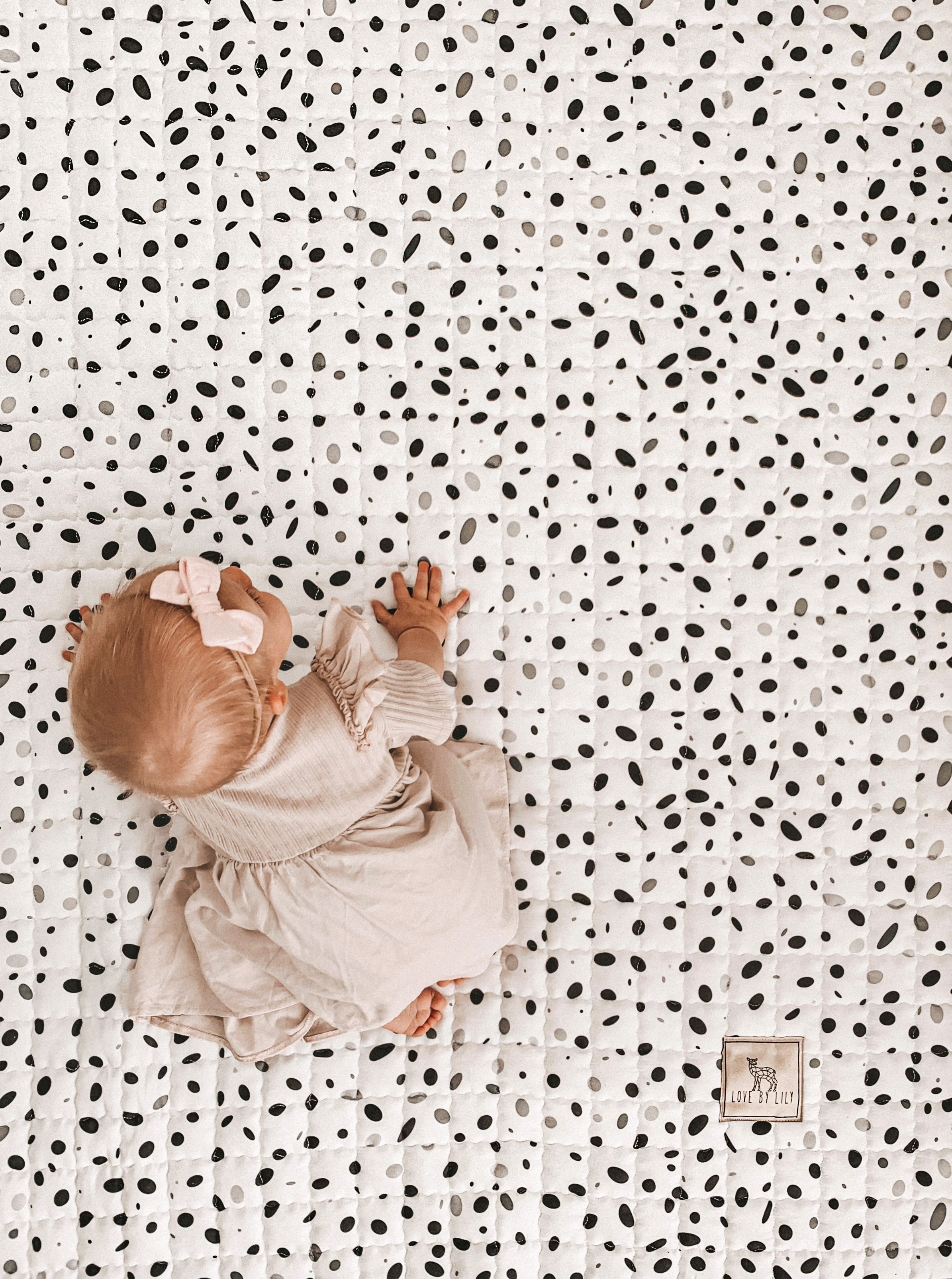 Zacht speelkleed met grafische stenenprint – puur design, geschikt voor binnen en buiten.