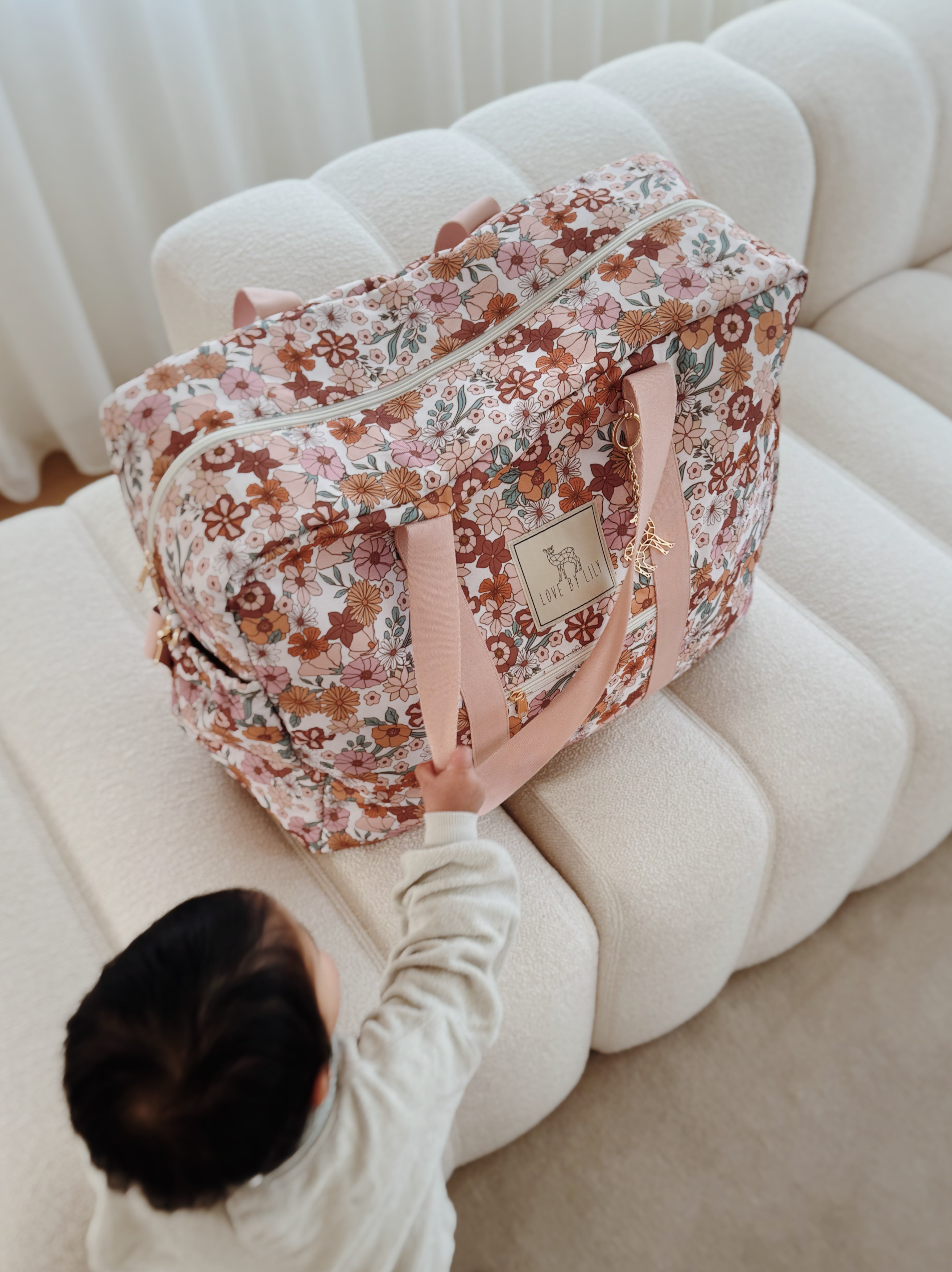 Ruime en duurzame Travel Mom Bag met bloemenmotief Flowerfarm.