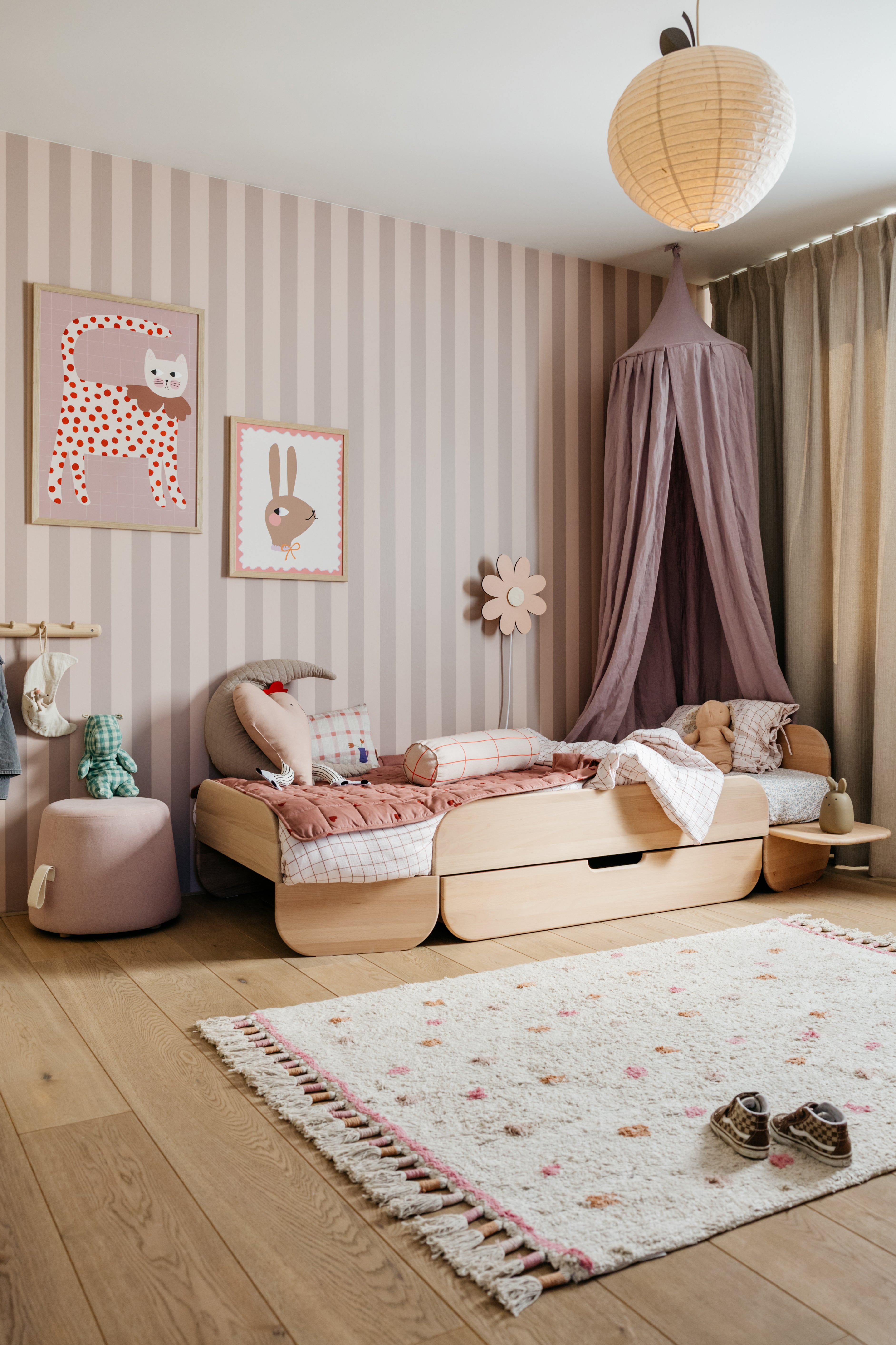Beige vloerkleed met roze accenten, zacht en stijlvol voor meisjeskamers en speelhoeken.