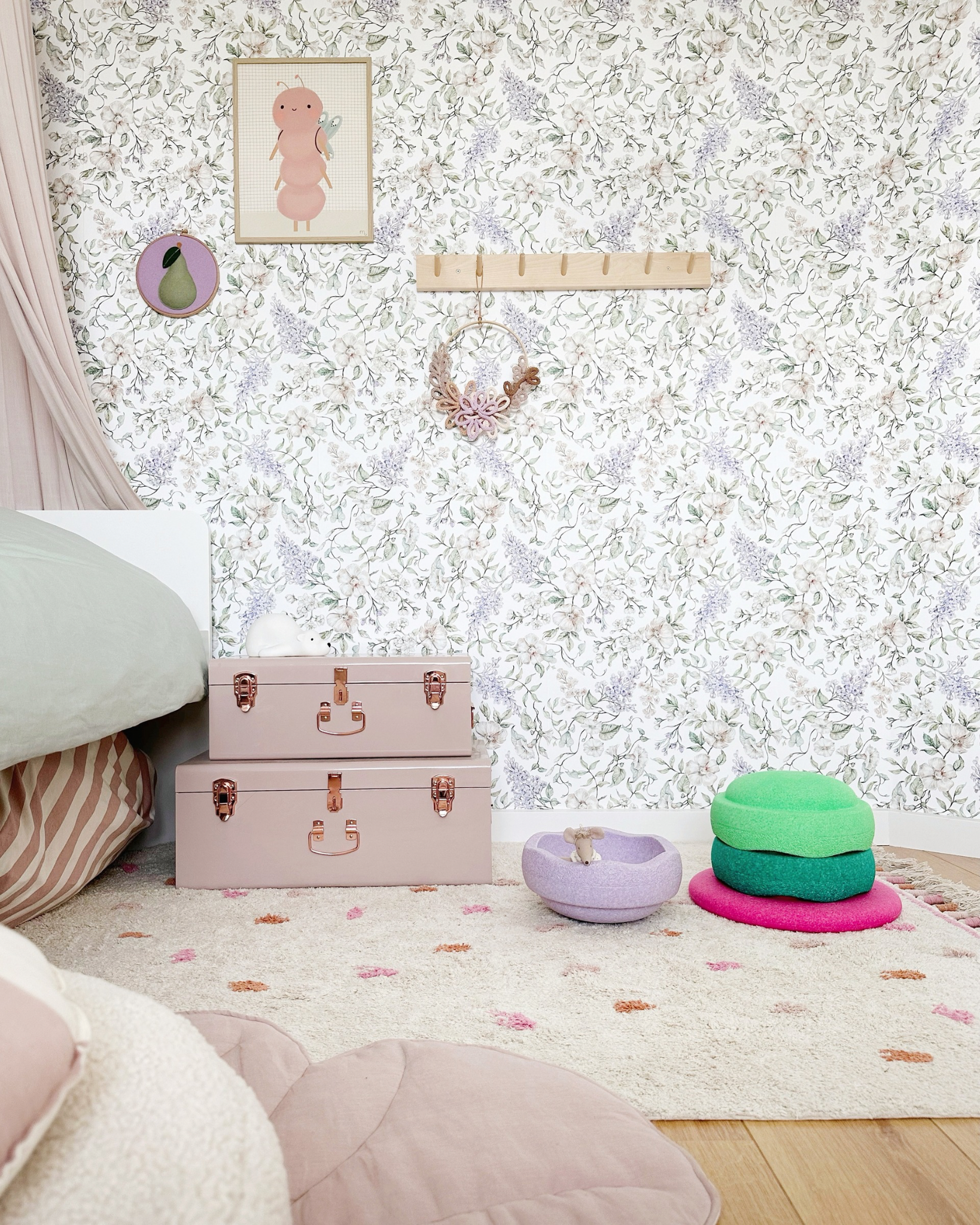 Handgemaakt beige tapijt met roze stipjes en franjes, een warme toevoeging voor de babykamer.