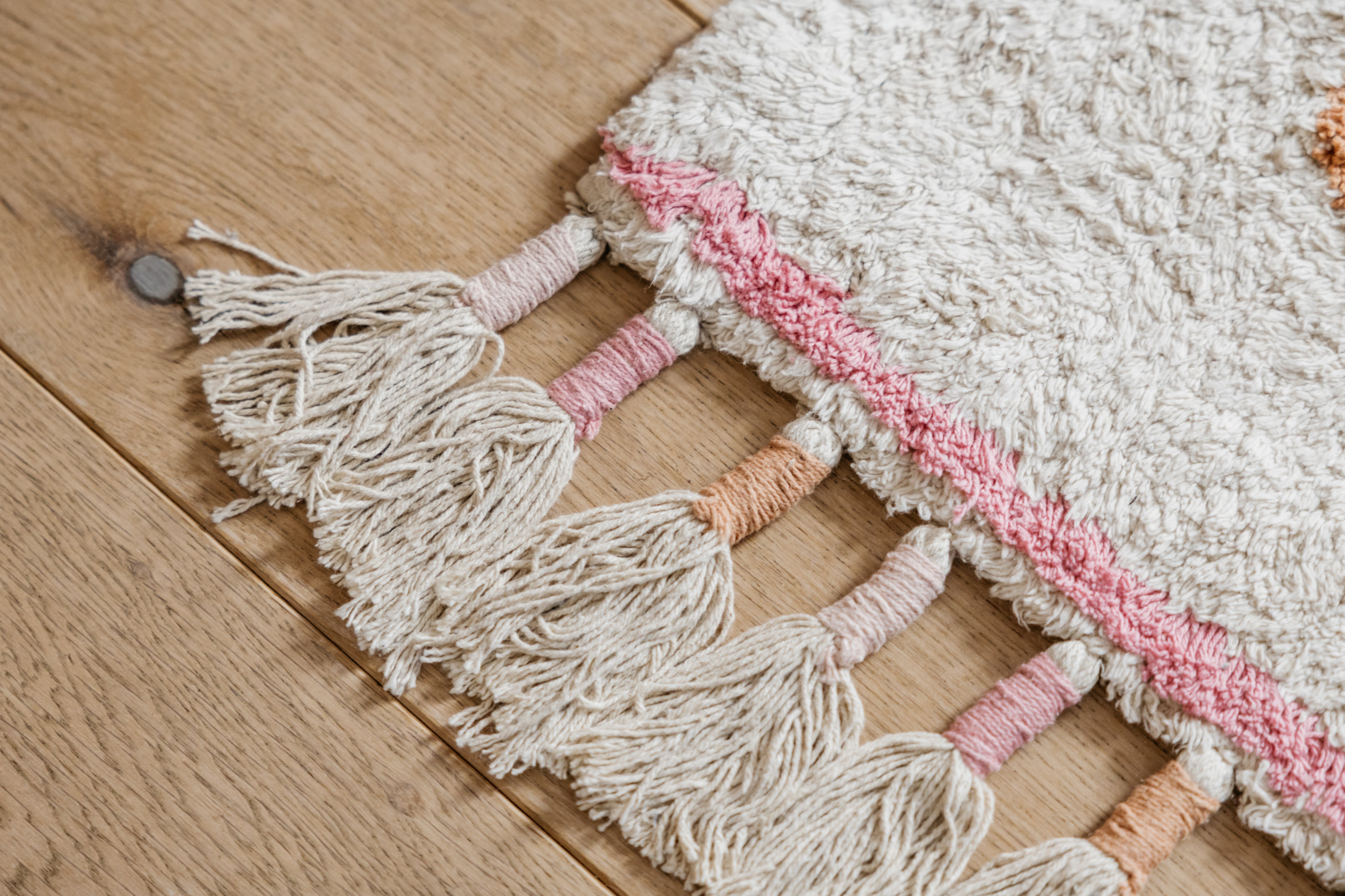 Pinkmine vloerkleed in beige met roze accenten en franjes, perfect voor meisjeskamers.