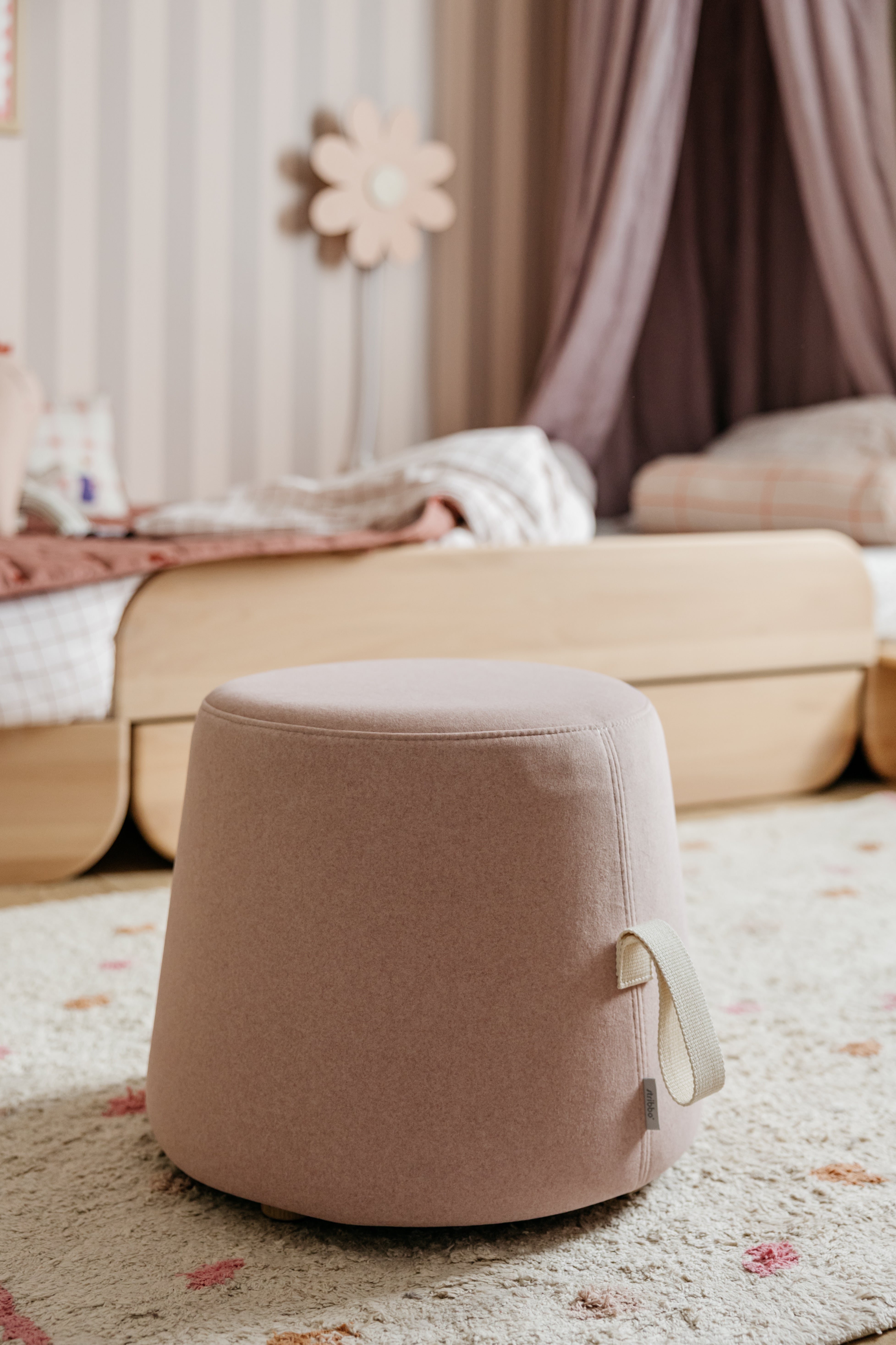  Neutraal vloerkleed Pinkmine met handgemaakte franjes en roze stipjes, ideaal voor babykamers.