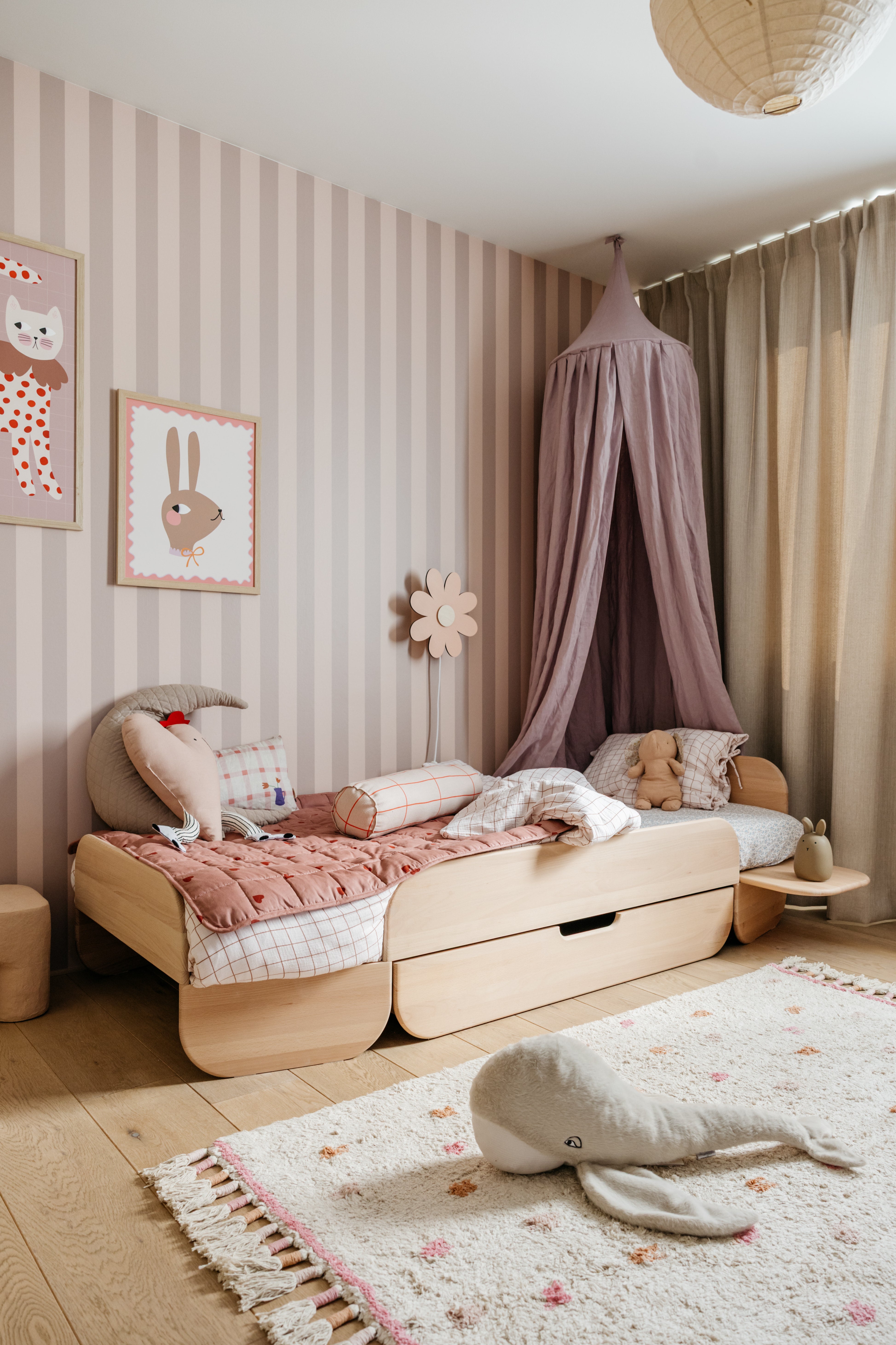 Zacht Pinkmine kinderkamer vloerkleed met beige basis en speelse roze details.
