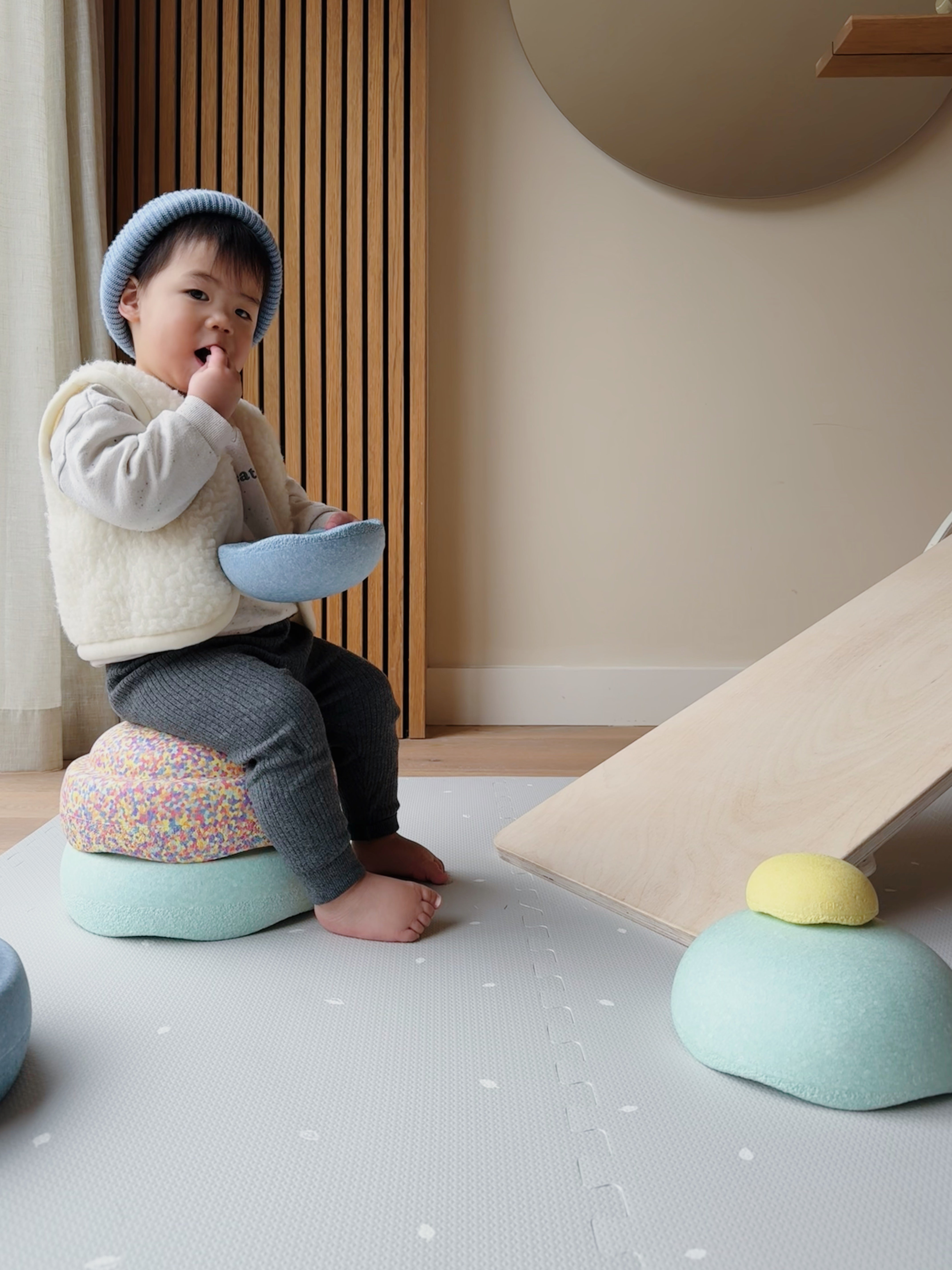 Baby kruipt op zachte Arctic Grey puzzelmat, CE en REACH gecertificeerd
