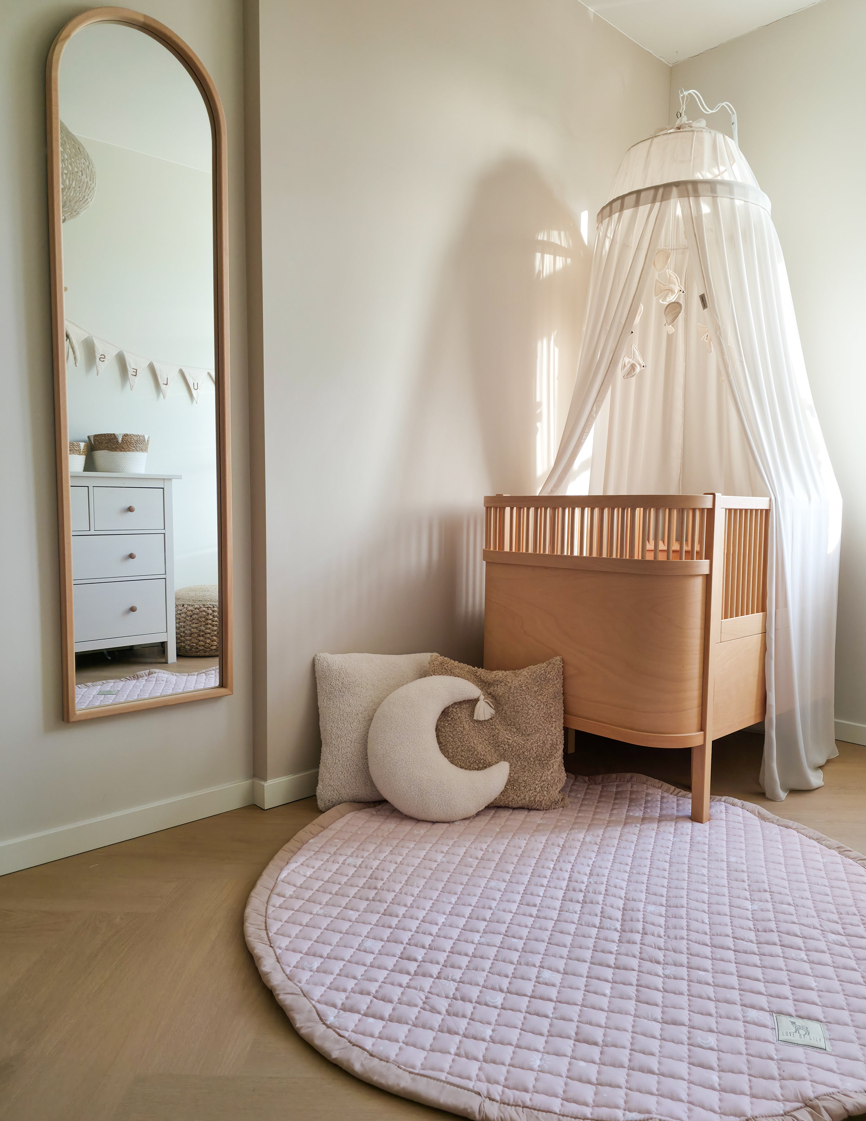 Rond speelkleed Rosy Sky, stijlvol in baby- en meisjeskamer.
