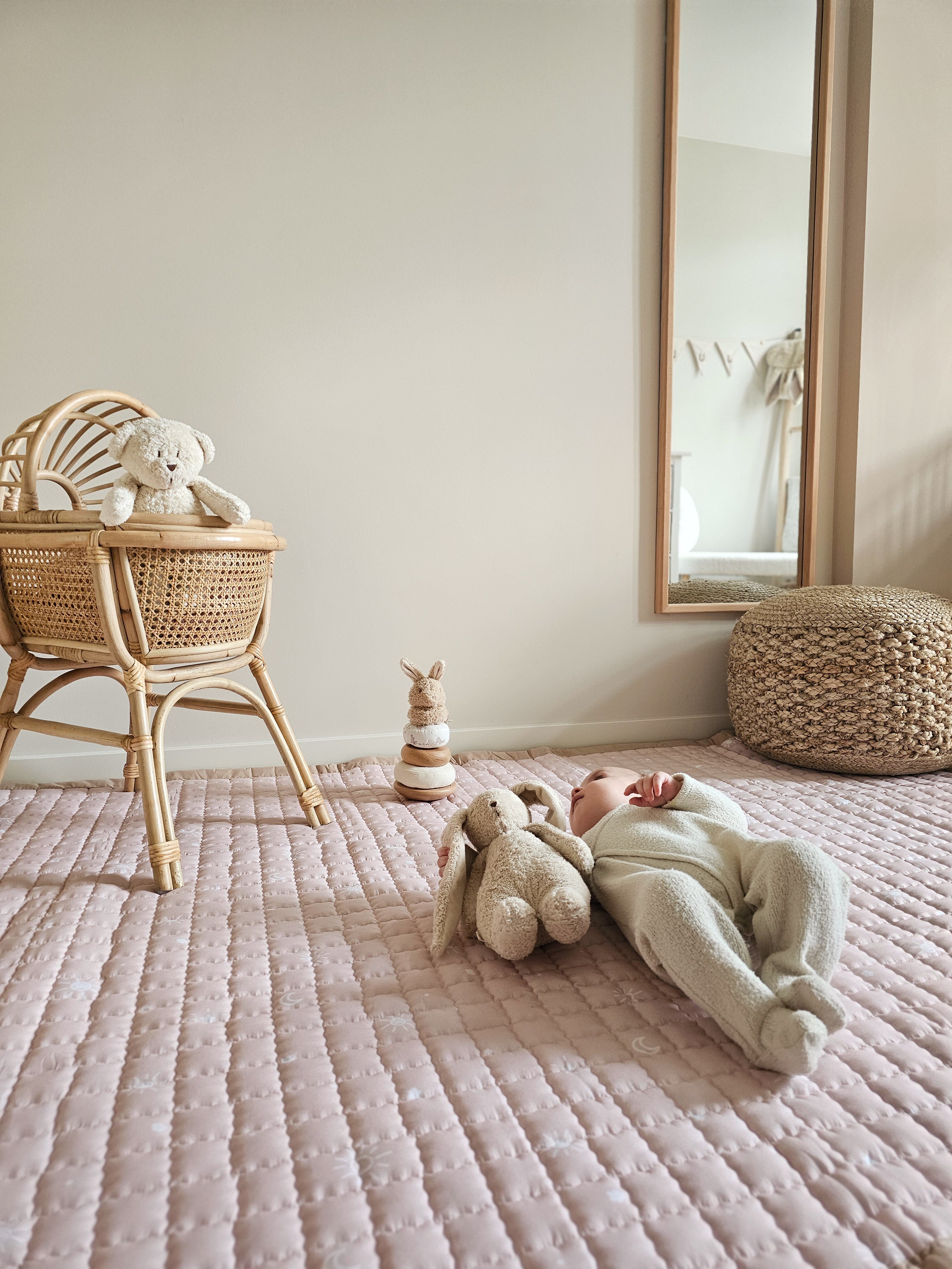 Speelkleed met lichte zonnetjes en maantjes op rosé – brengt warmte en sfeer in elke ruimte.