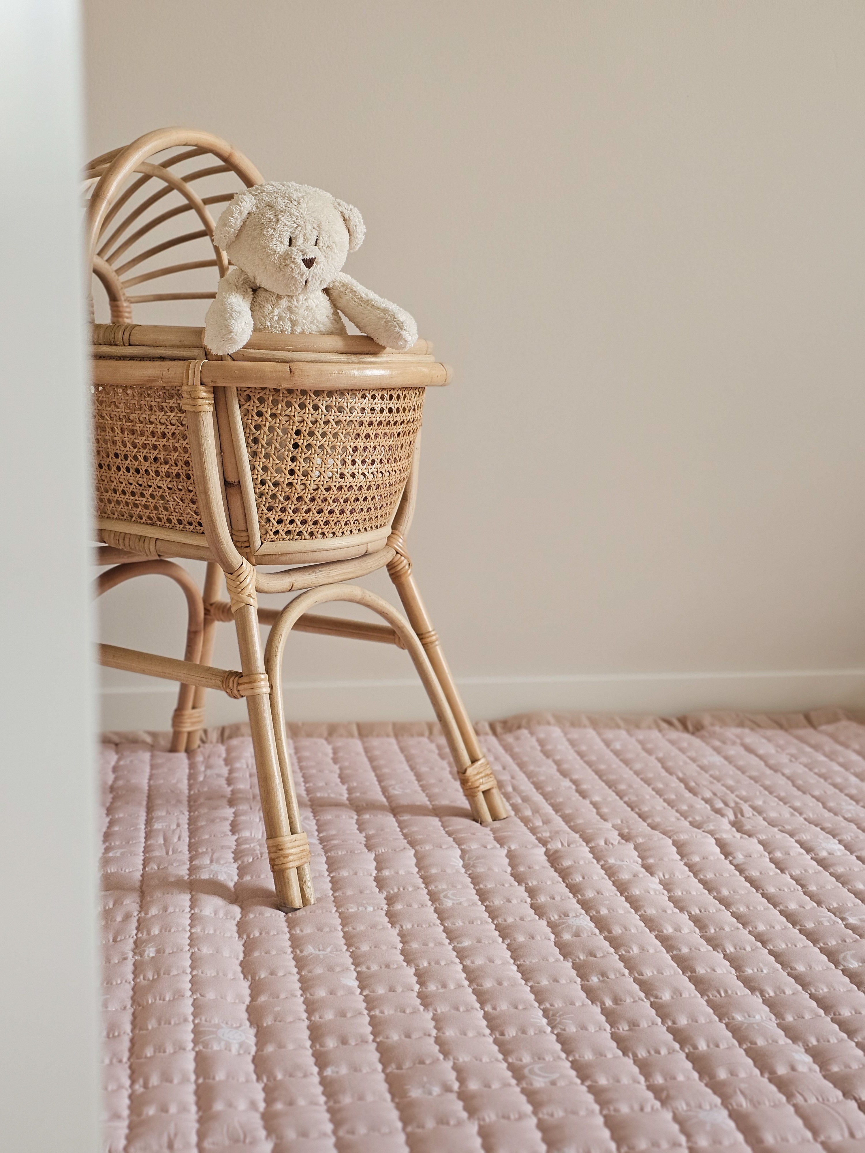 Speelkleed met een zachte rose achtergrond en lichte maan- en sterretjes – perfect voor kleine dromers.