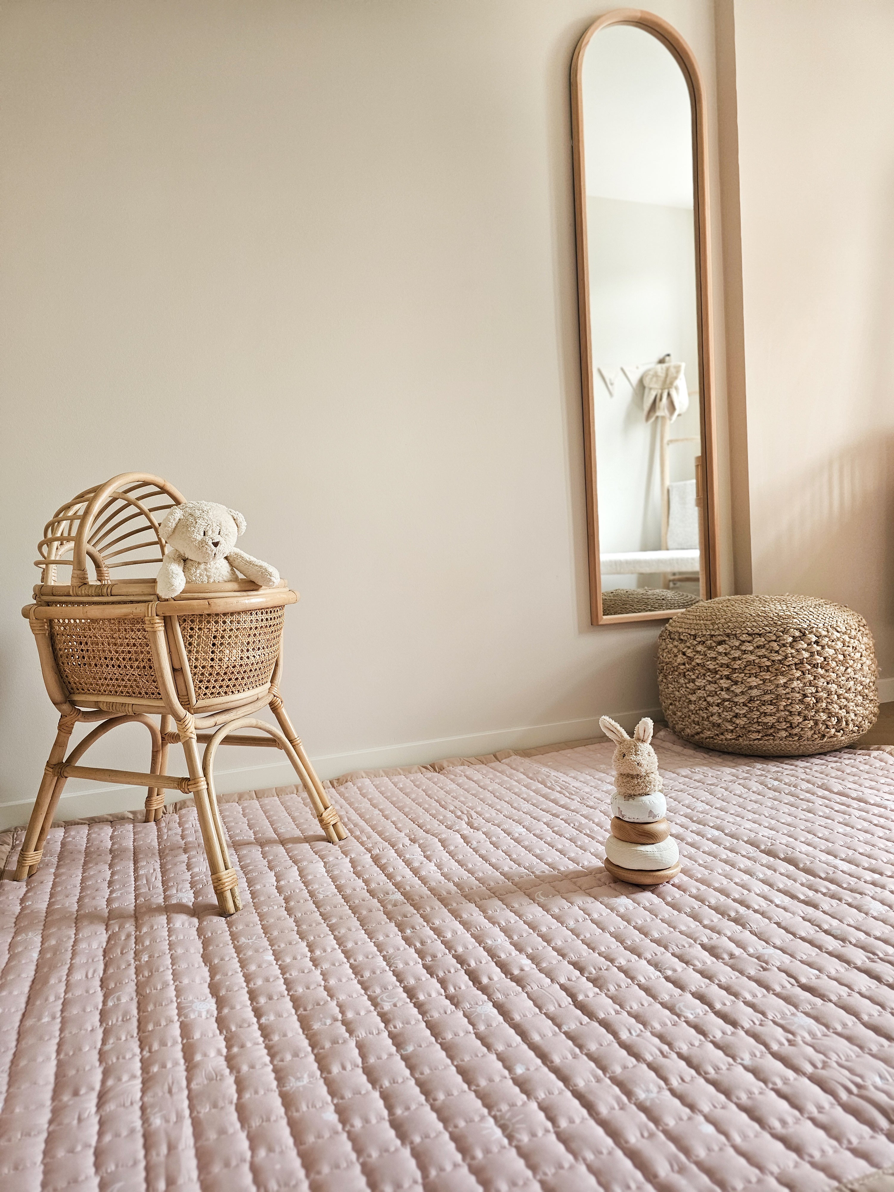 Speelkleed met zachte rose tint en vrolijke witte stippen en sterren – een uitnodiging om te spelen.