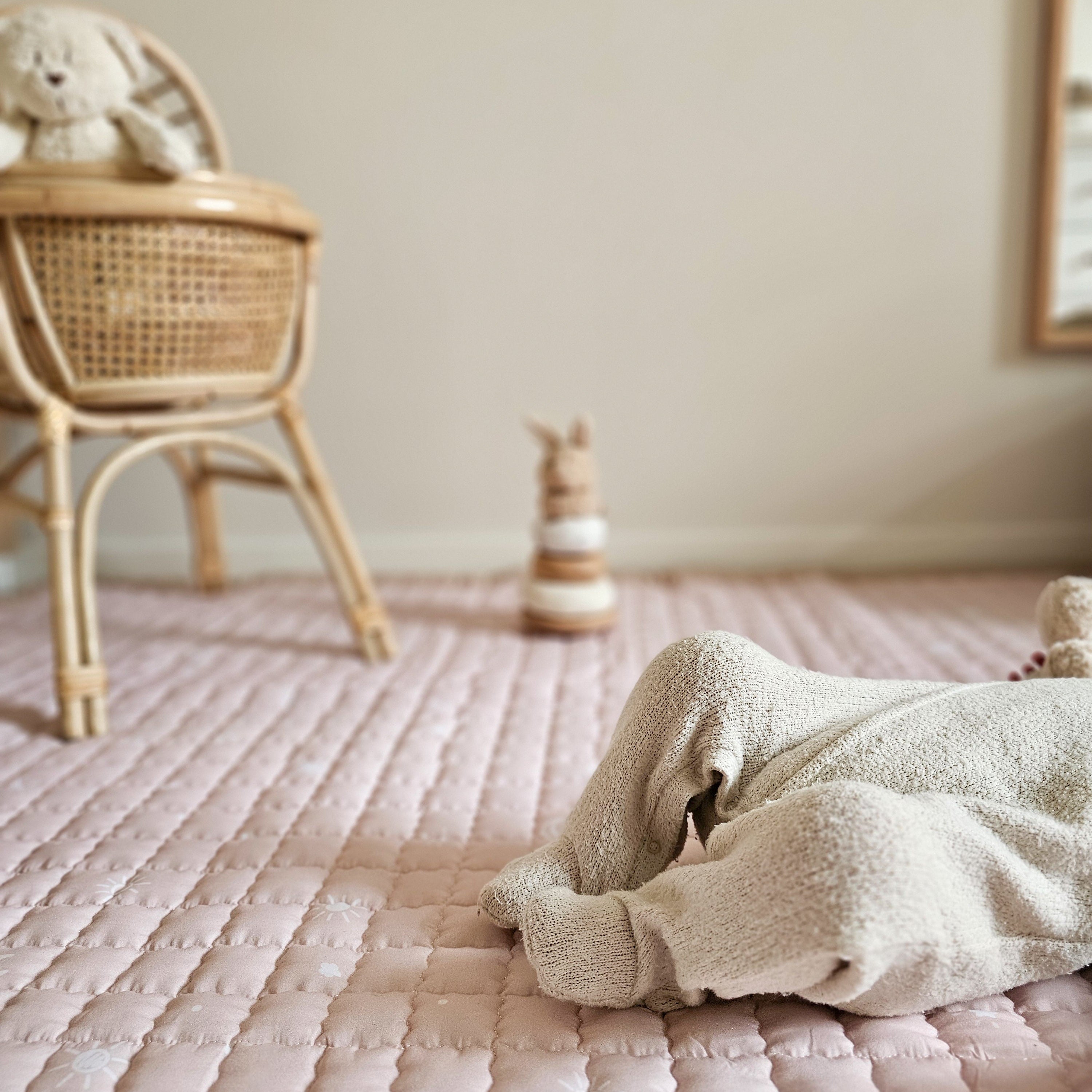 Speelkleed met een zachte rose tint en lichte zonnetjes – een stralende plek voor kleine avonturiers.