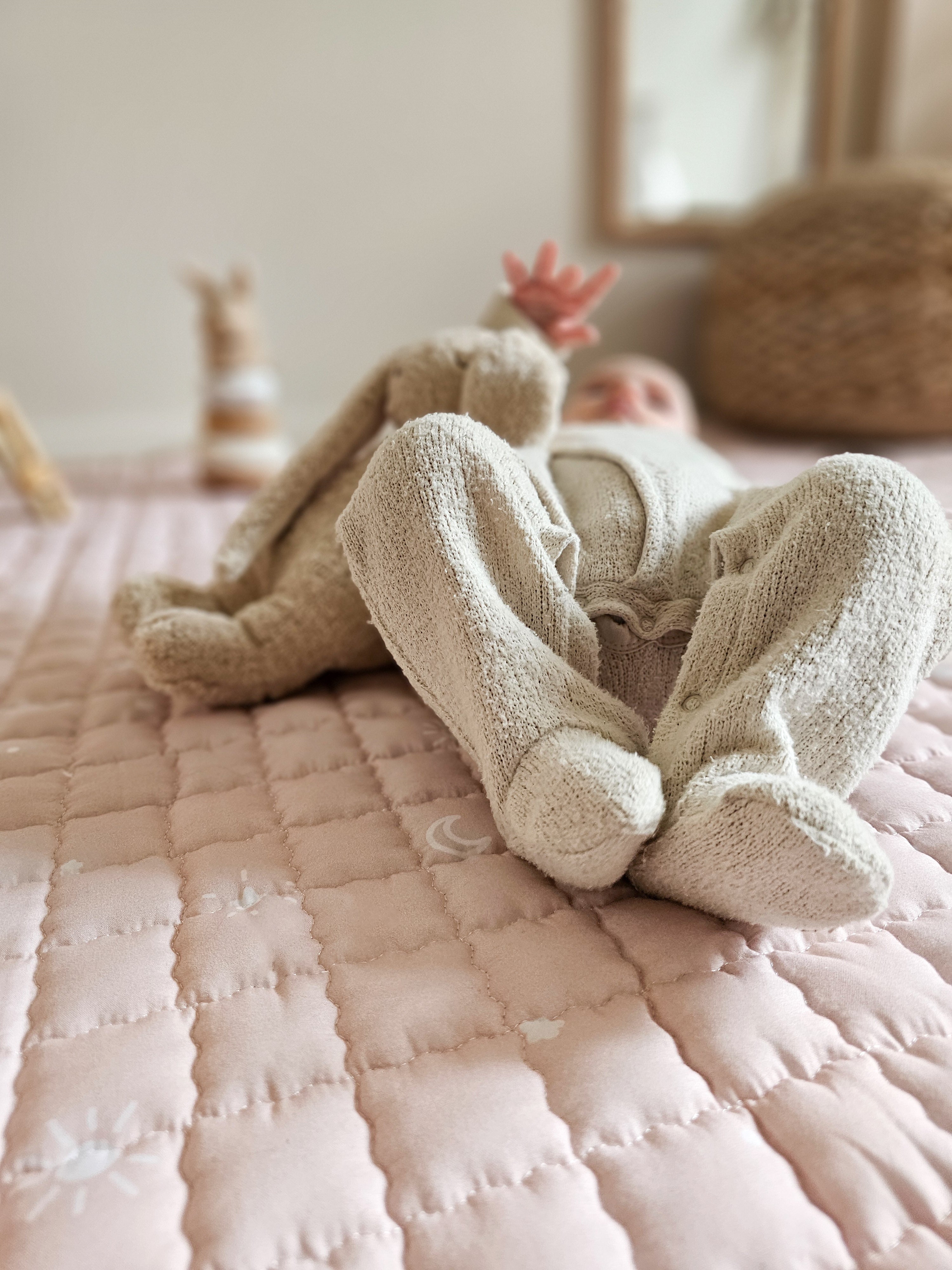 Zacht rose speelkleed met maan- en sterrenmotief – een rustige speelplek voor kleine ontdekkers.