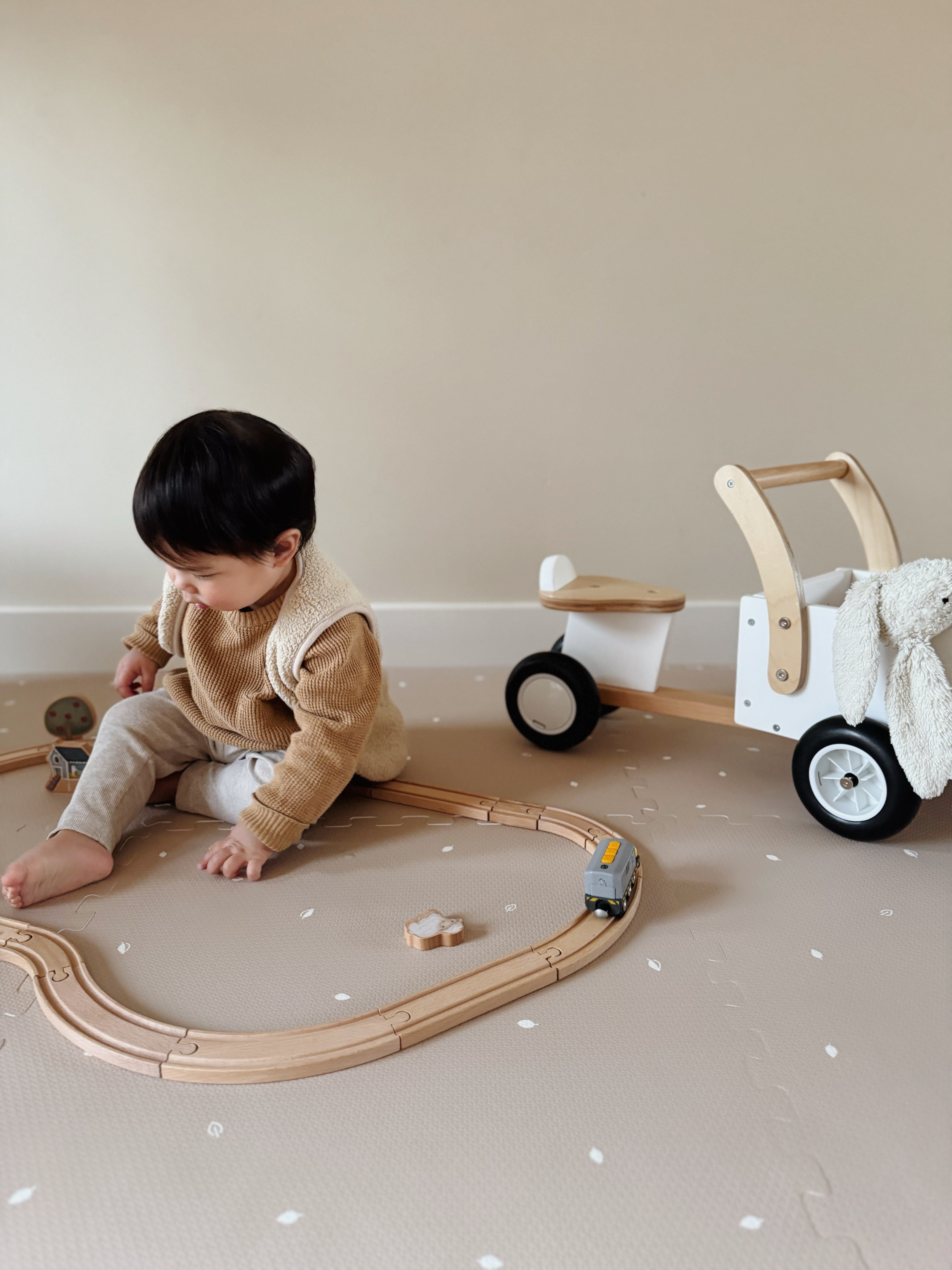 Speelmat Sand – comfortabele puzzelstukken in natuurlijke zandtinten.