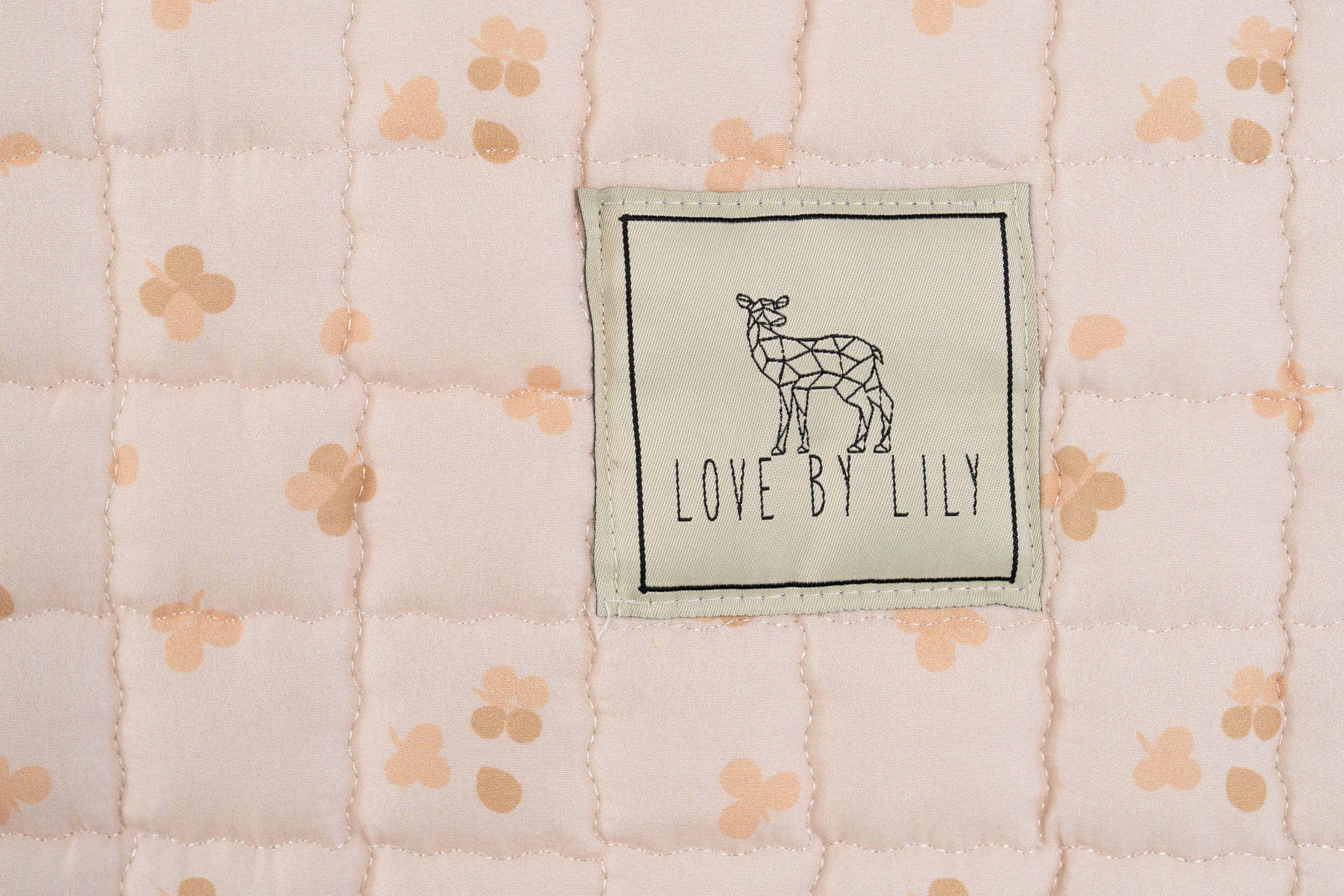 Detail van rond Sandy Clovers speelkleed met zachte, wasbare stof.
