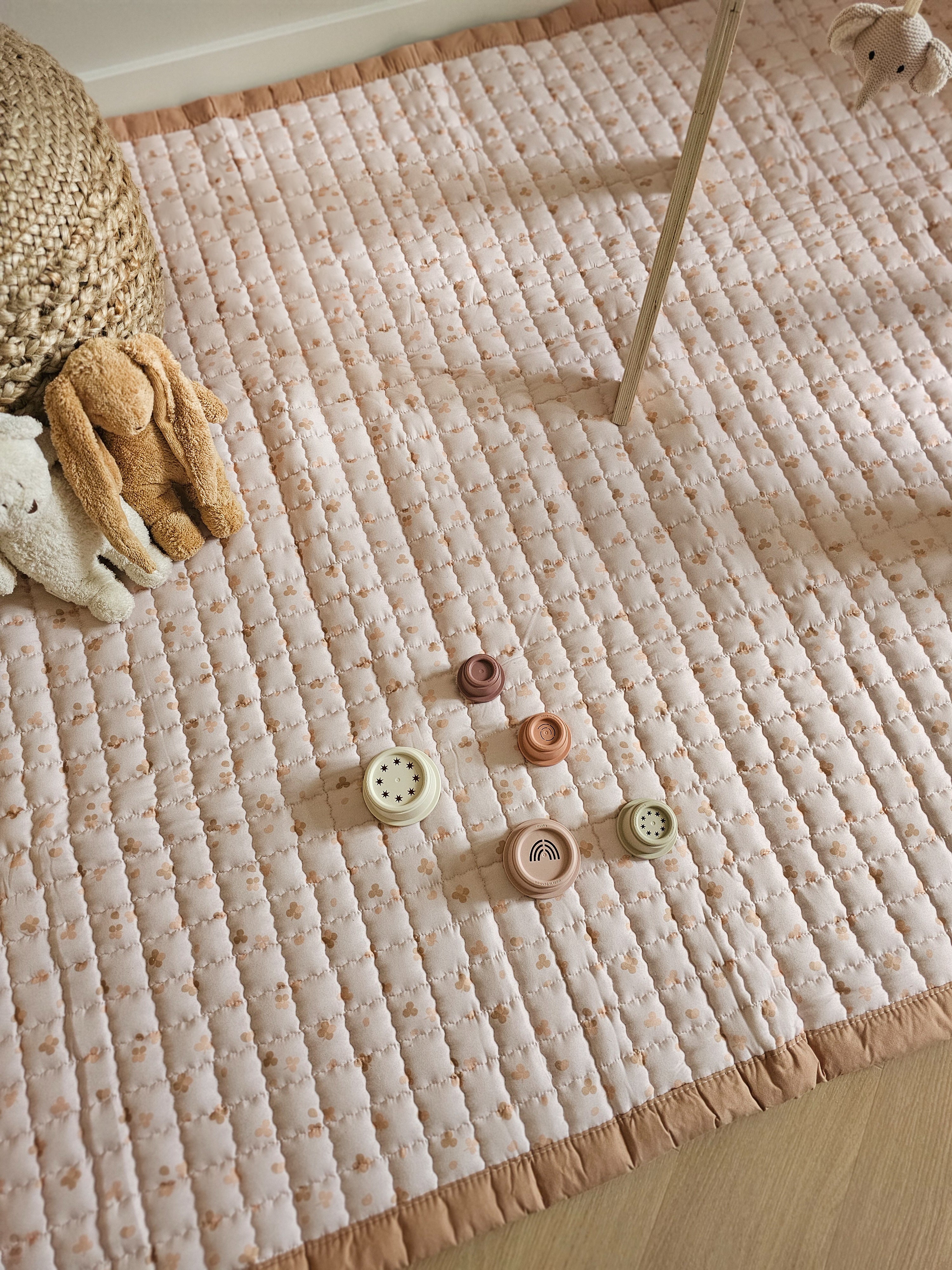 Baby liggend op Sandy Clovers speelmat tijdens tummy time