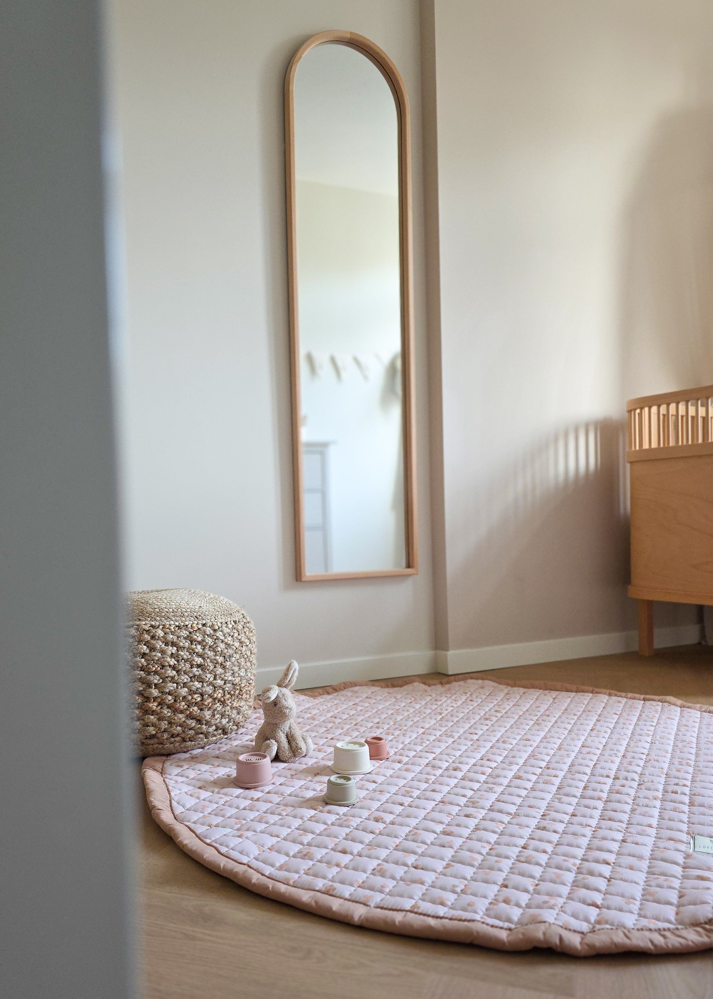 Zacht speelkleed Sandy Clovers met comfortabel oppervlak en subtiel klavermotief.