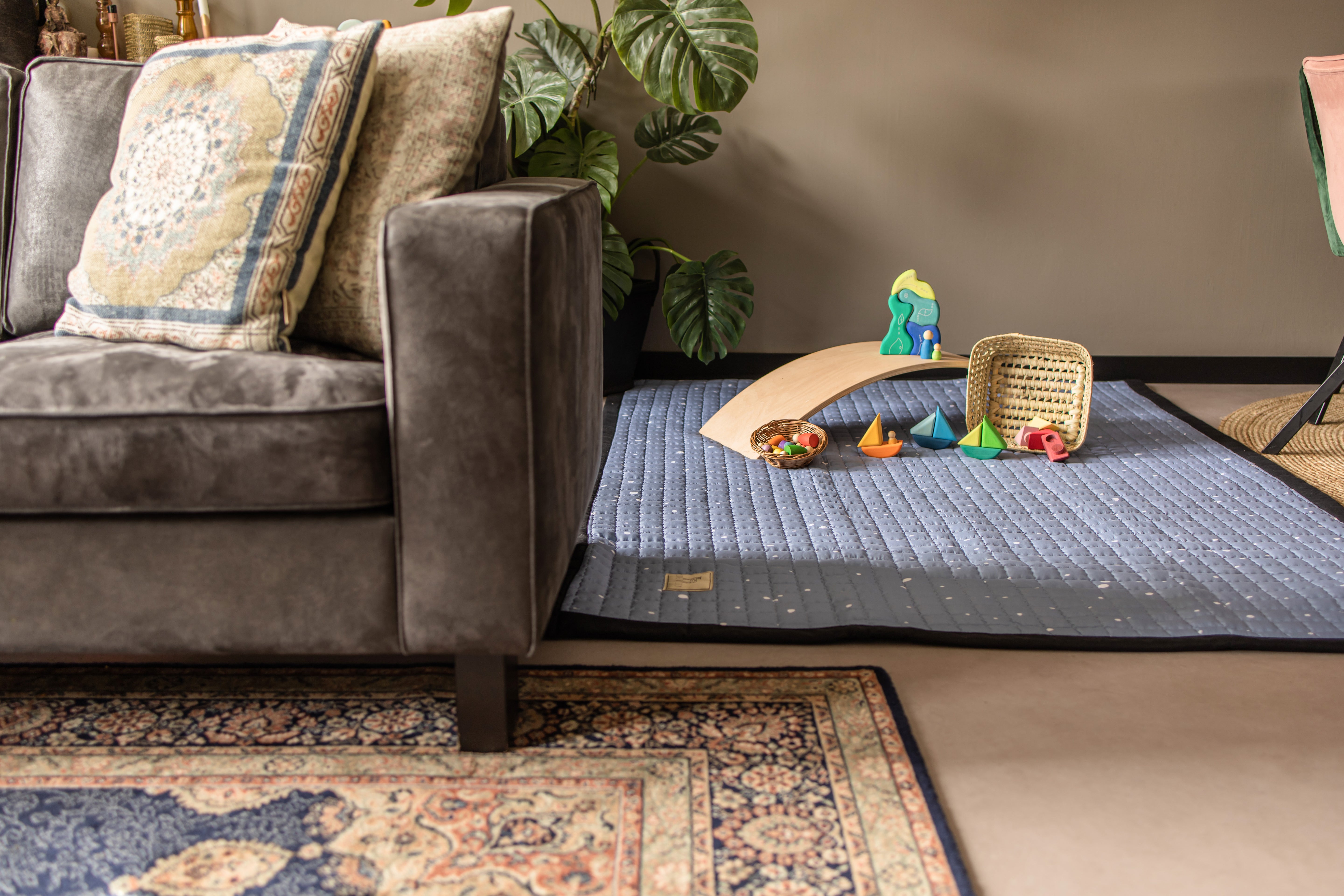 Minimalistisch speelkleed met witte stippen op blauw – voor rust en spel in stijl.