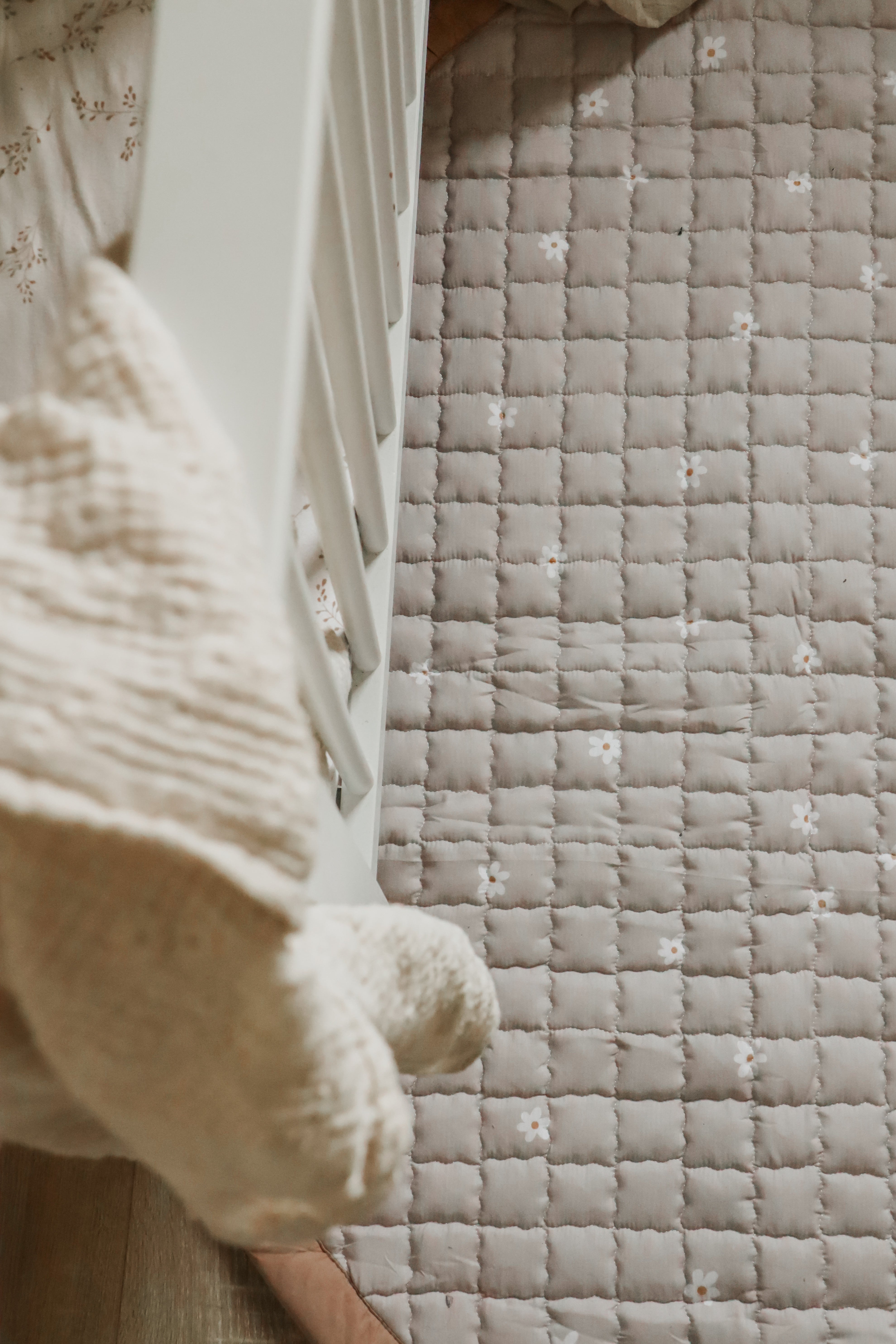 Zacht rond speelkleed Daisies met comfortabel oppervlak voor baby’s.
