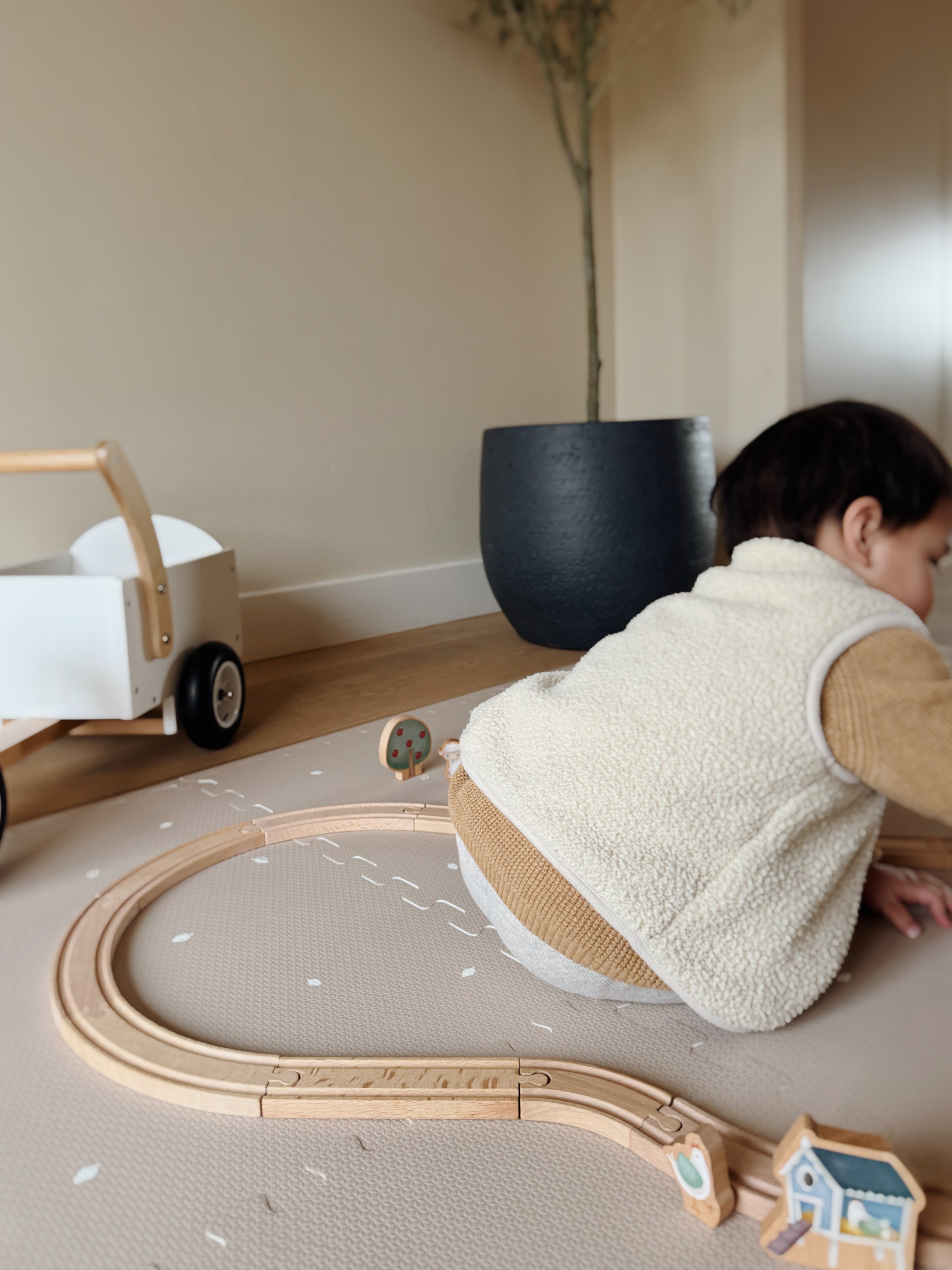 Minimalistische puzzelmat Sand in warm beige design, passend in elk interieur.