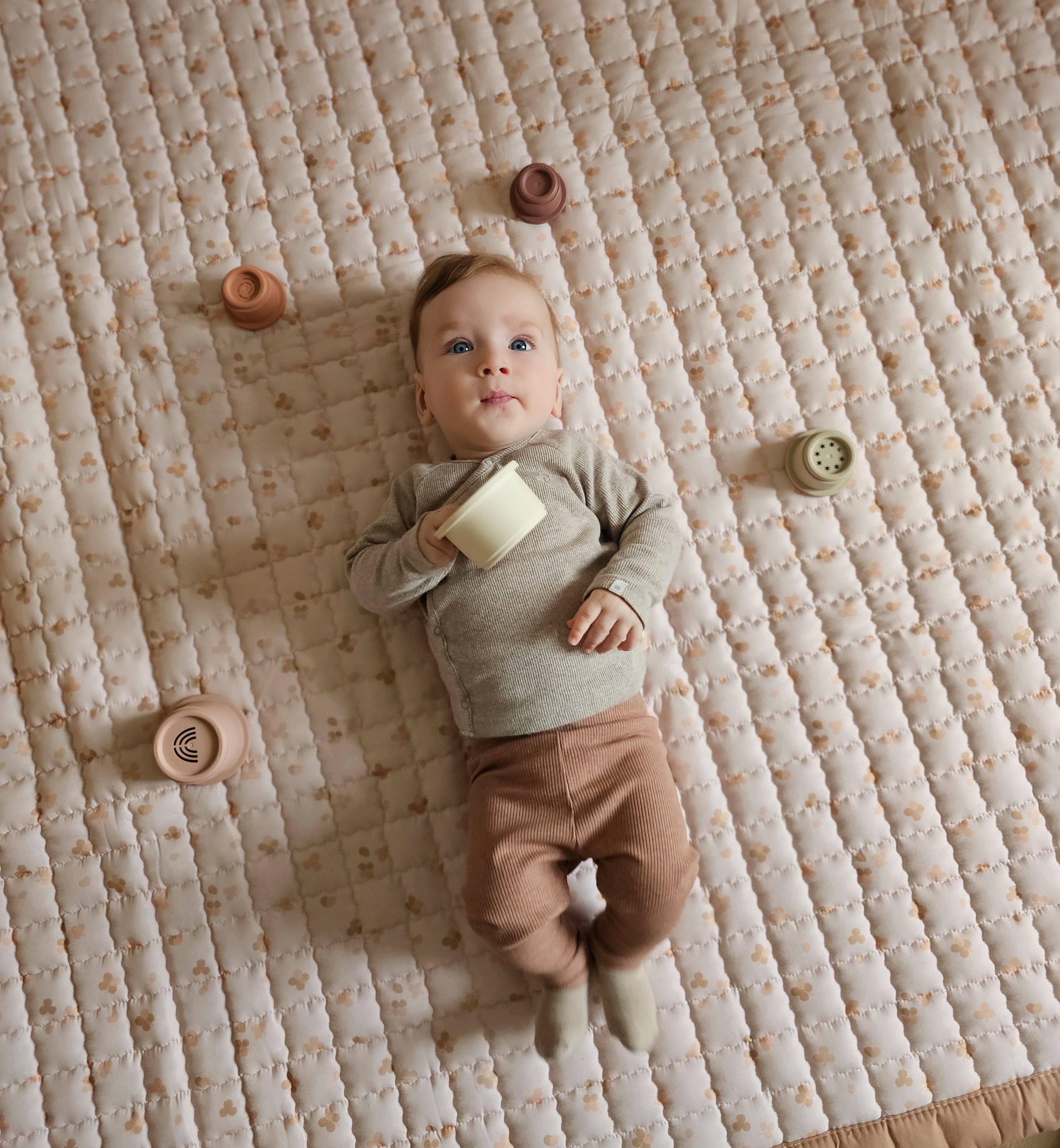 Zacht gevoerd speelkleed Sandy Clovers, geschikt voor spelen en liggen.