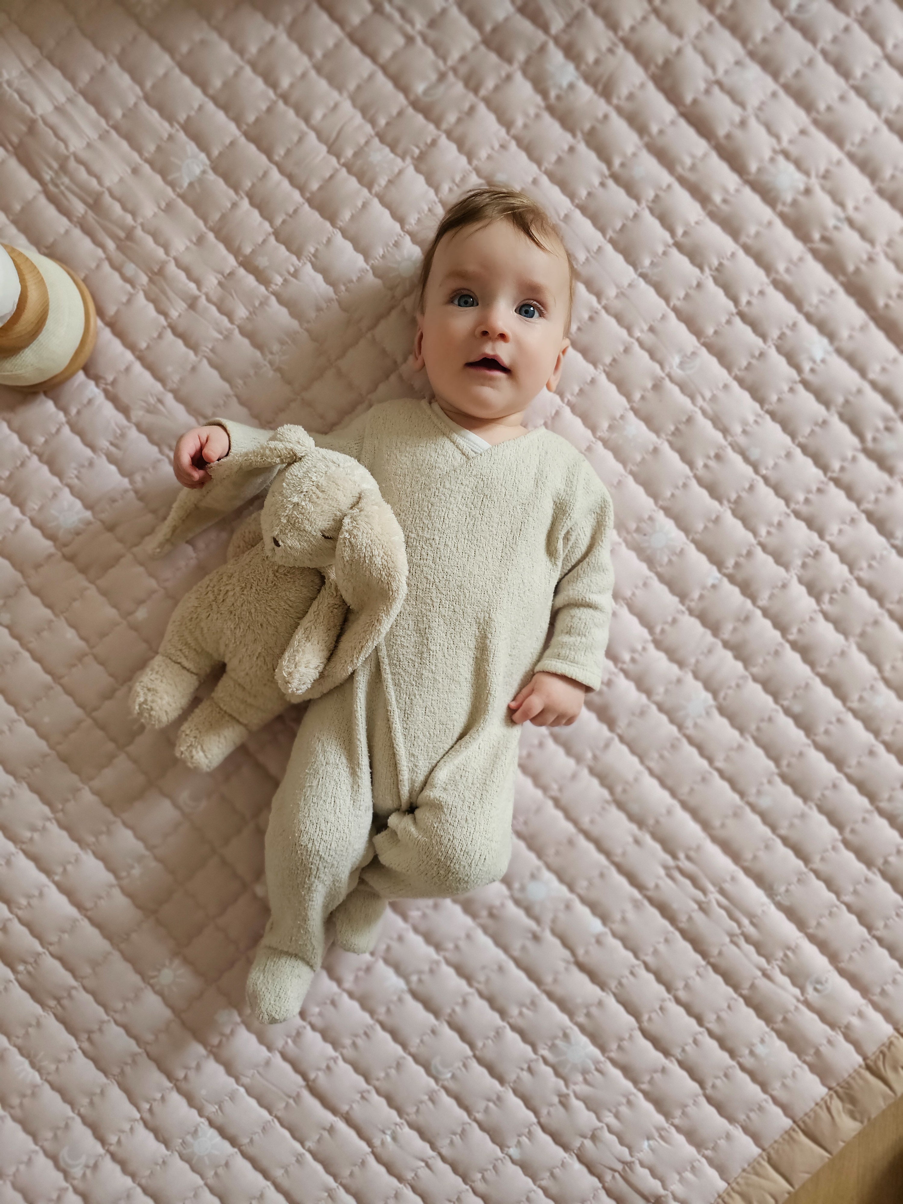 Speelkleed met een zacht rose basis en witte sterretjes – voor een magische speelervaring.