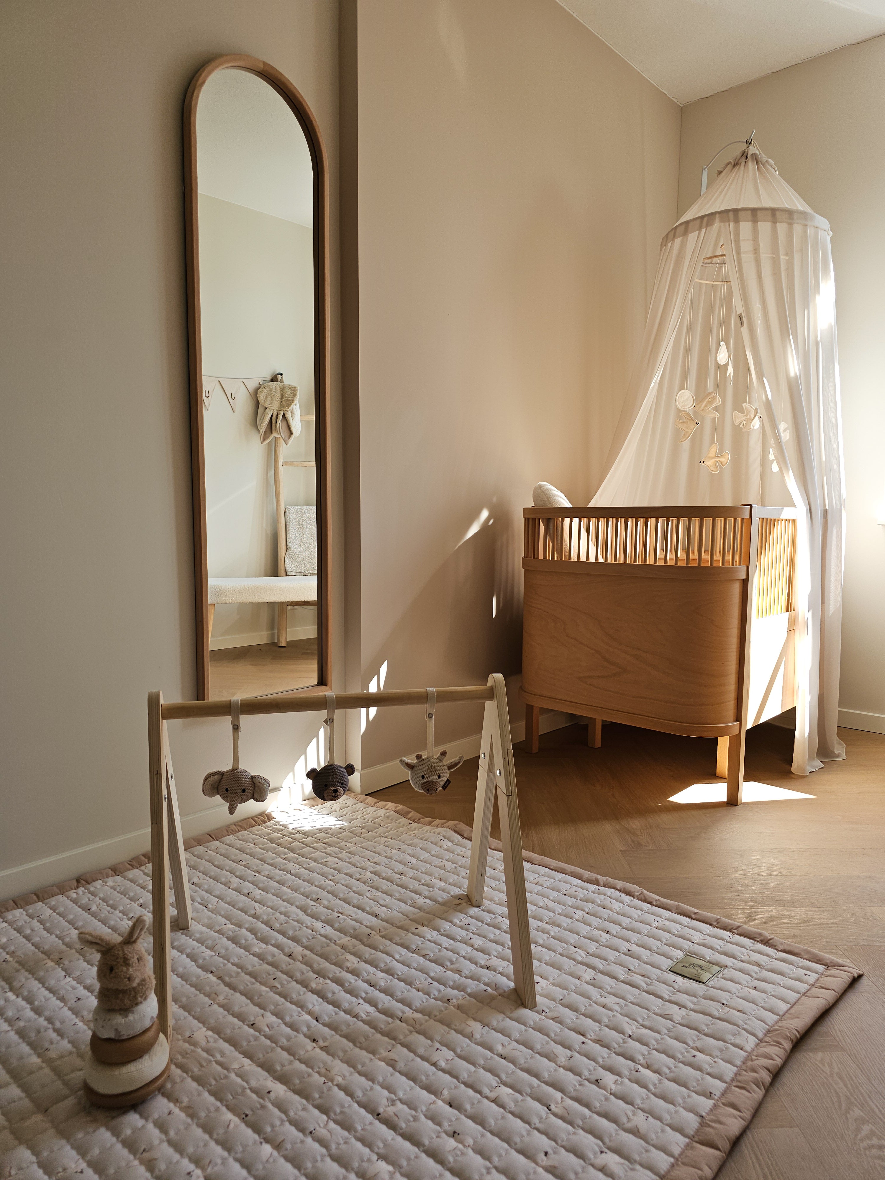 Baby ligt op neutraal speelkleed Birds tijdens tummy time