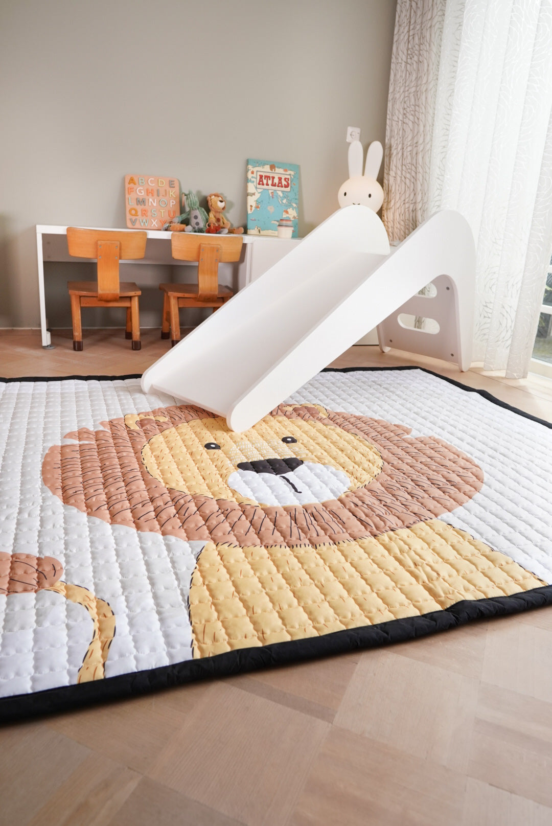 Jouw kindje speelt groots op dit kleed met een trotse leeuw – voor koninklijk veel plezier.