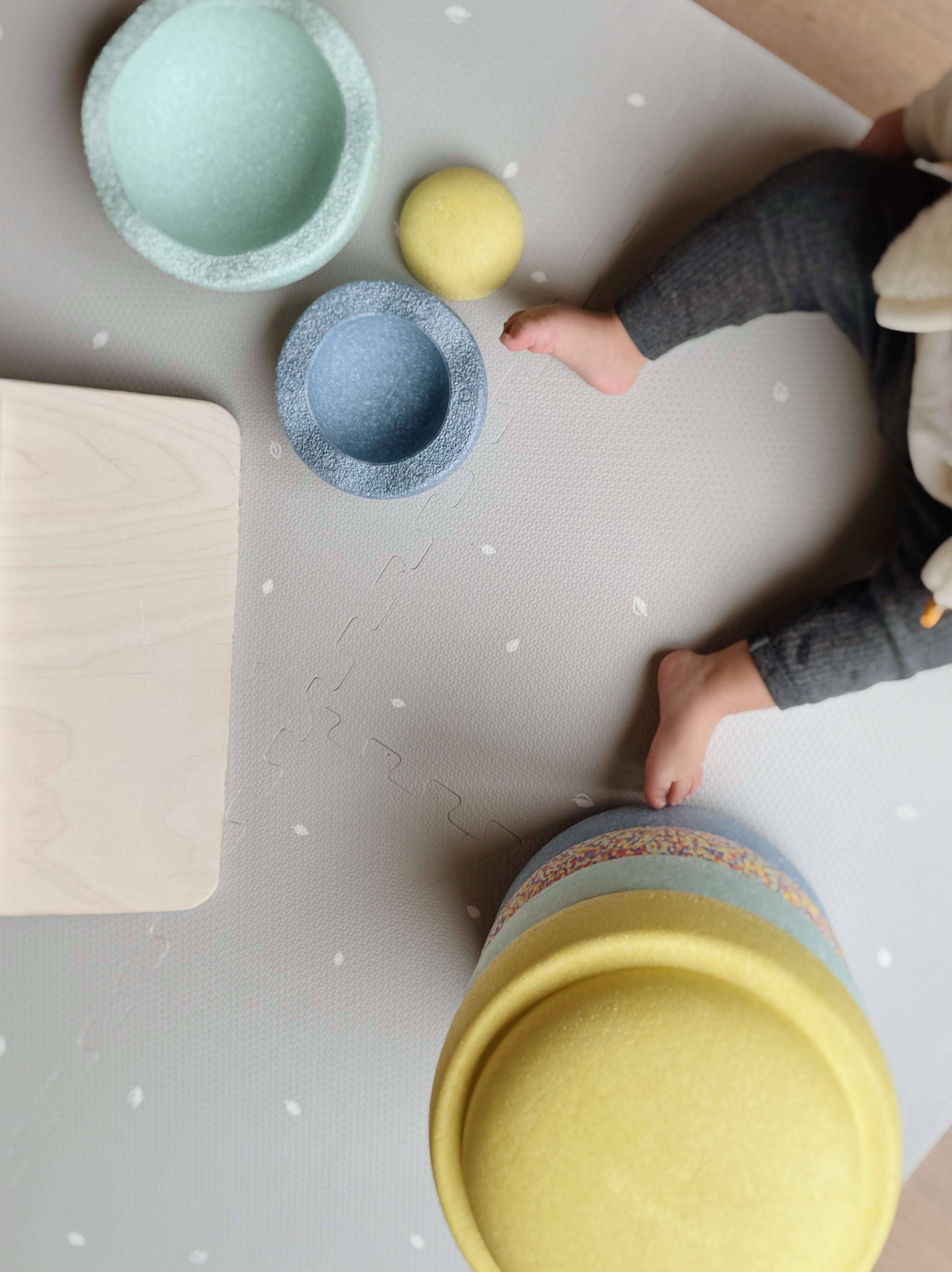 Moderne kinderkamer met Arctic Grey puzzelmat in neutrale grijze kleur