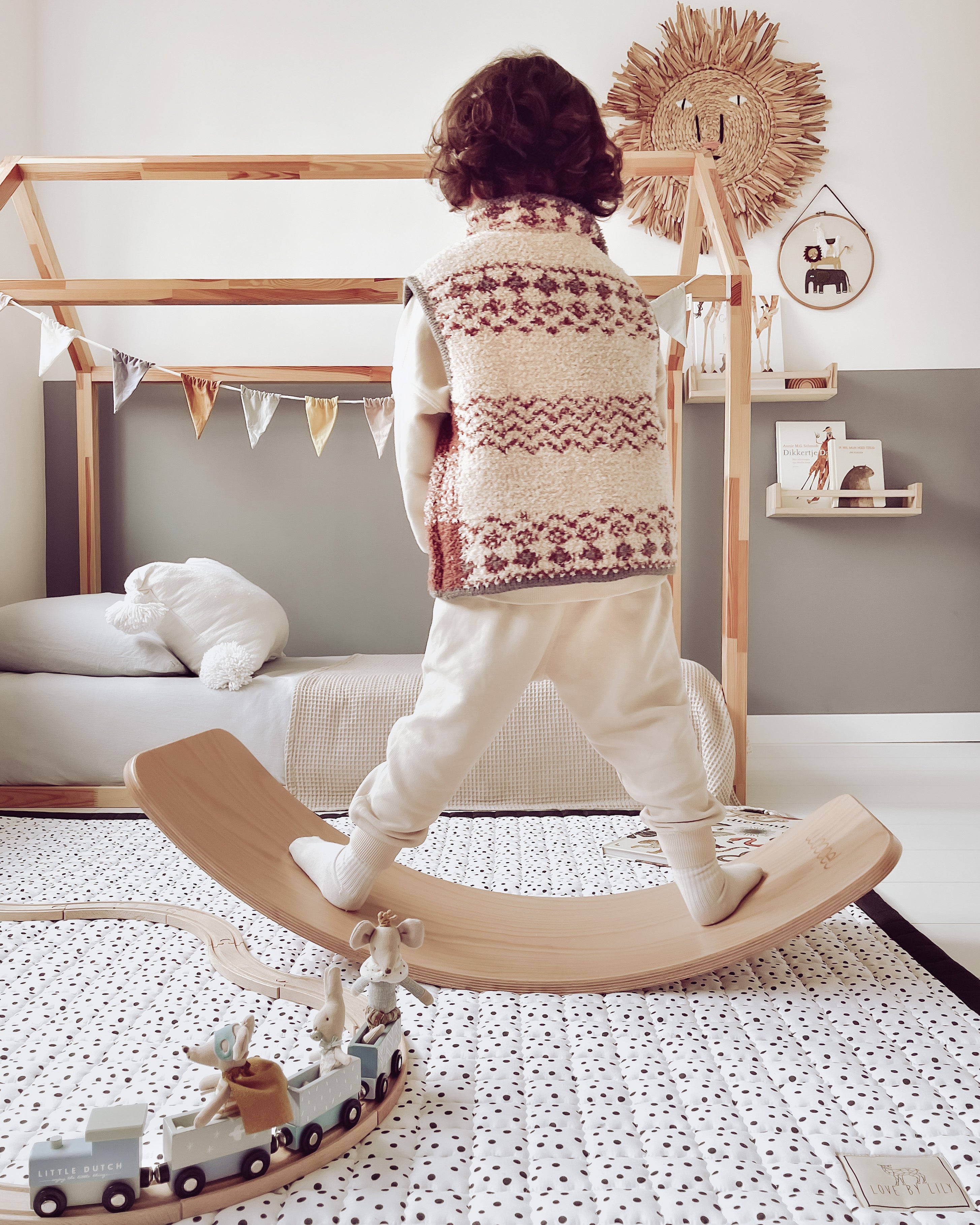 Stijlvol zwart-wit speelkleed met een speels stippenpatroon – uitnodigend voor kleine ontdekkers.