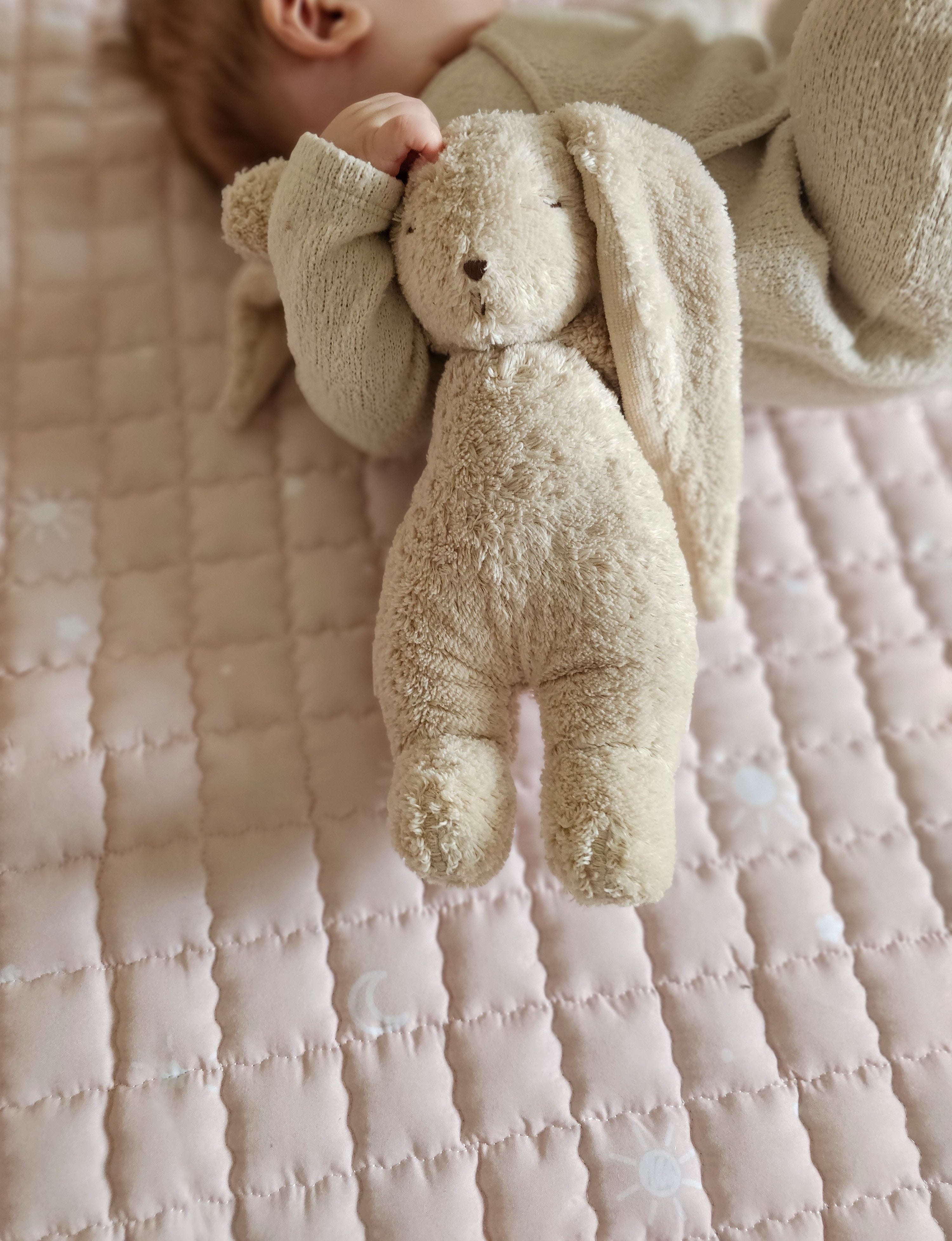 Zacht speelkleed met witte sterretjes en maanfiguren – een magische basis voor elk speelmoment.