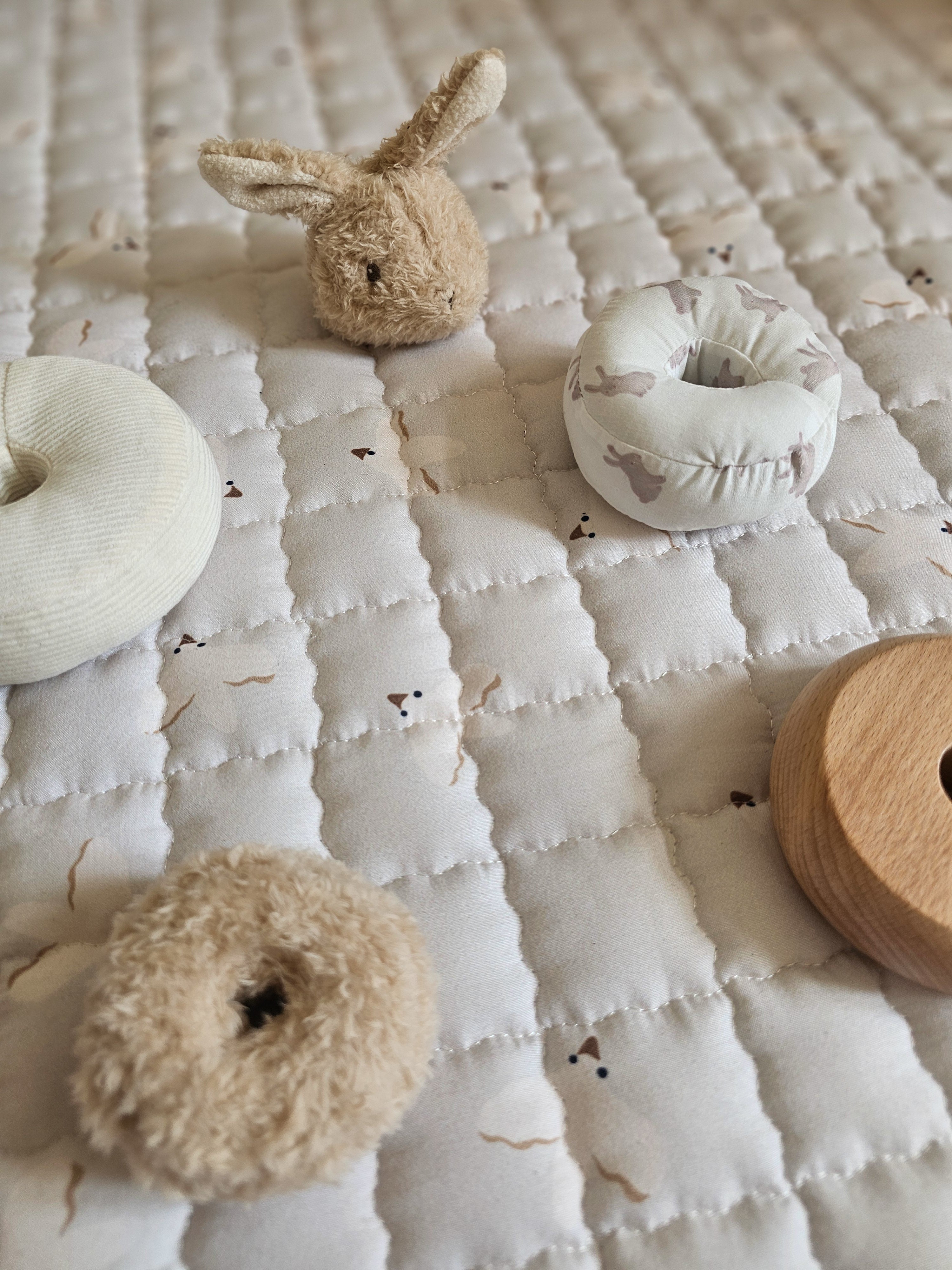 Baby oefent motorische ontwikkeling op groot speelkleed Birds