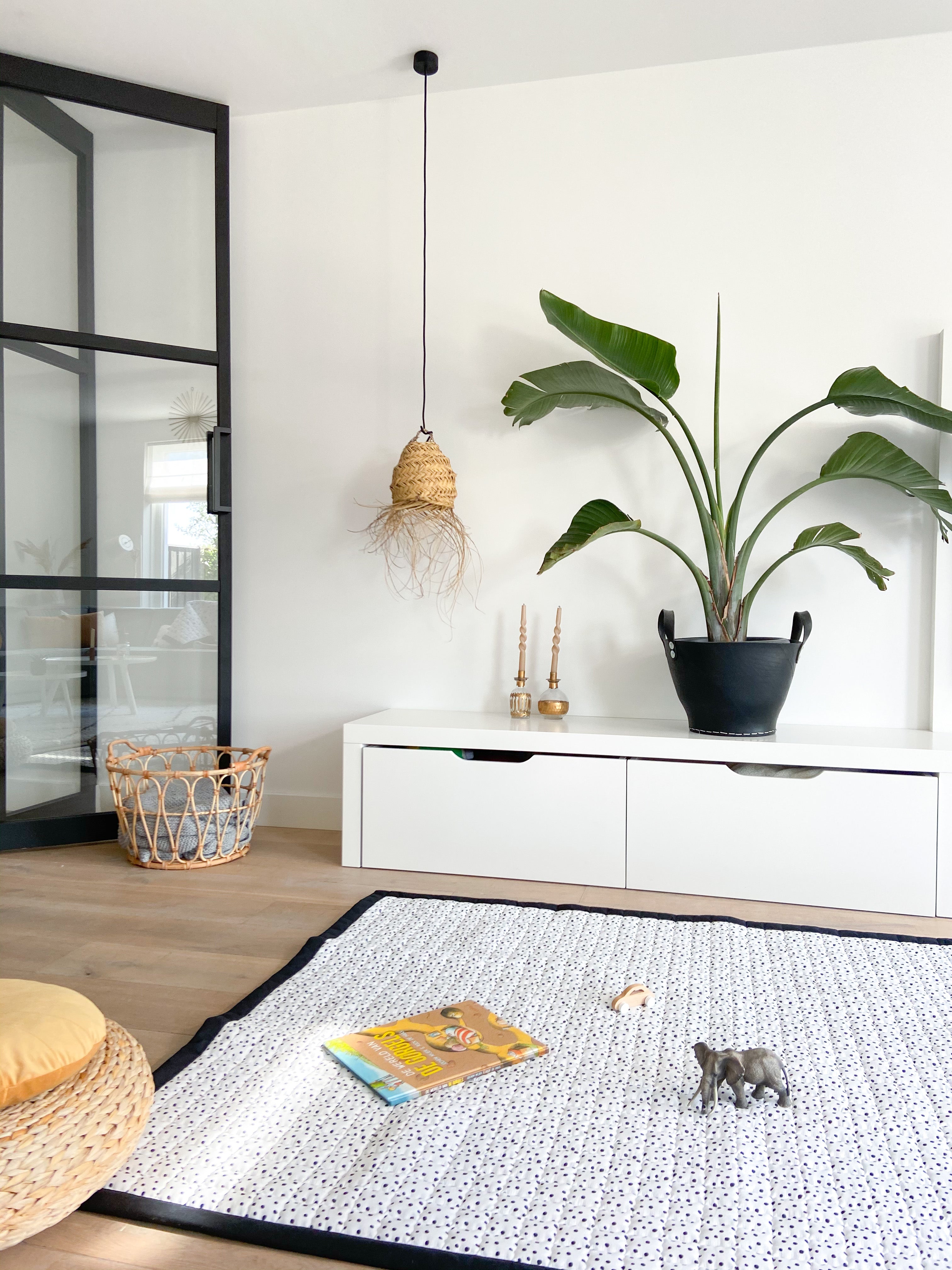 Speelkleed met een speels stippenpatroon – een sprookjesachtige plek om te ontdekken.