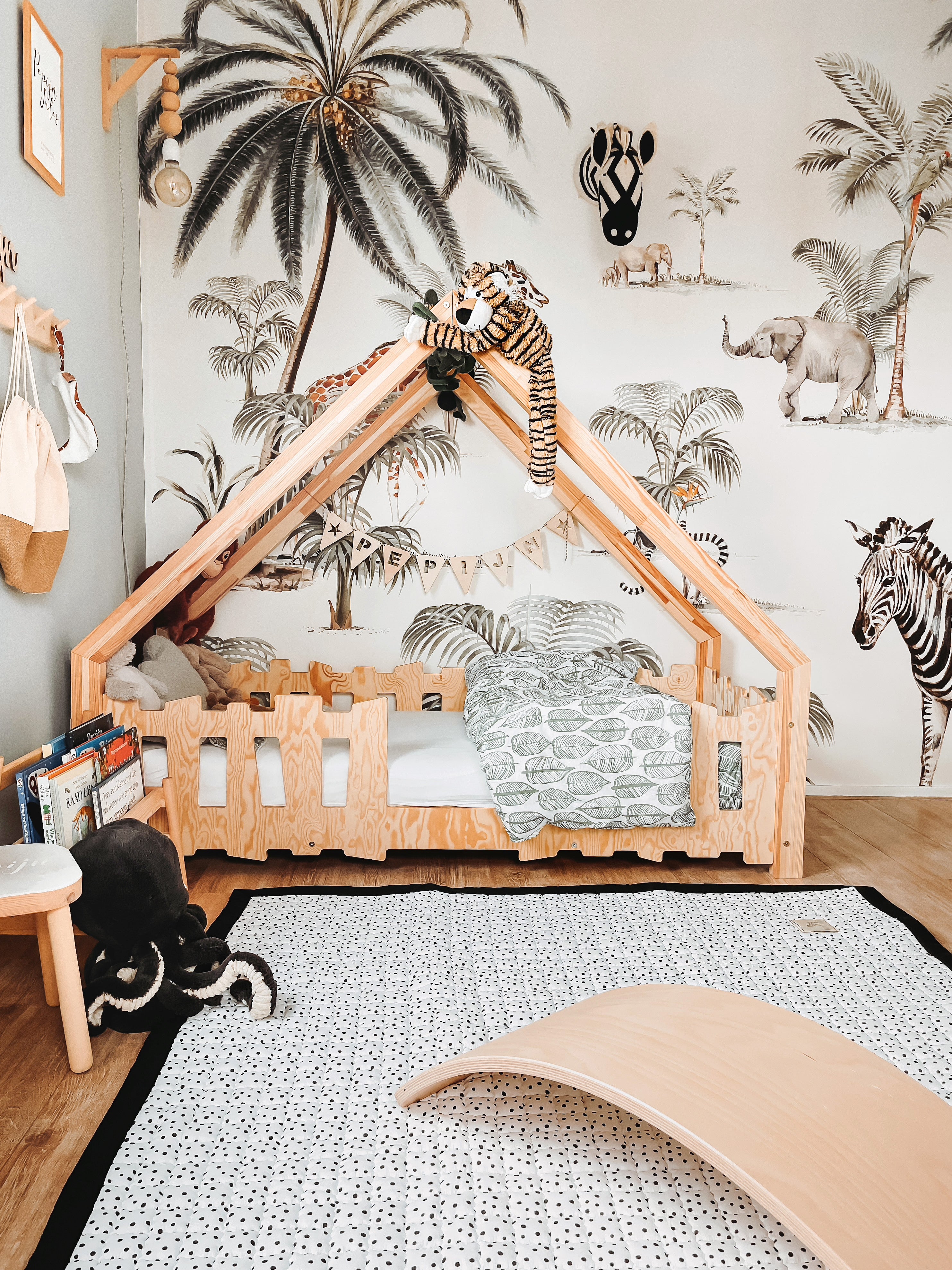 Speelkleed met zwarte stippen – alsof je op een stippenzee speelt.