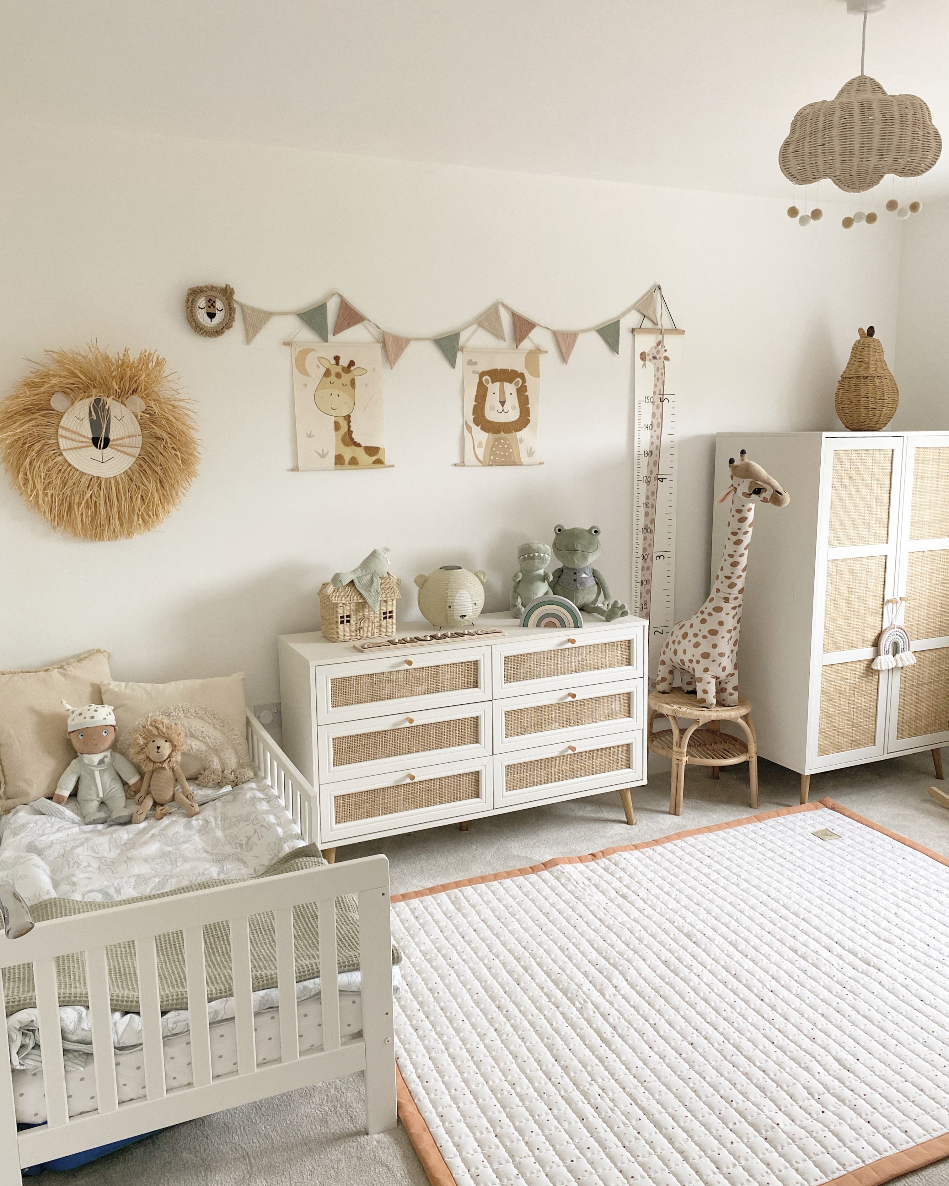 Wit speelkleed met kleurrijke stippen – feestelijk en uitnodigend voor elk speelmoment.