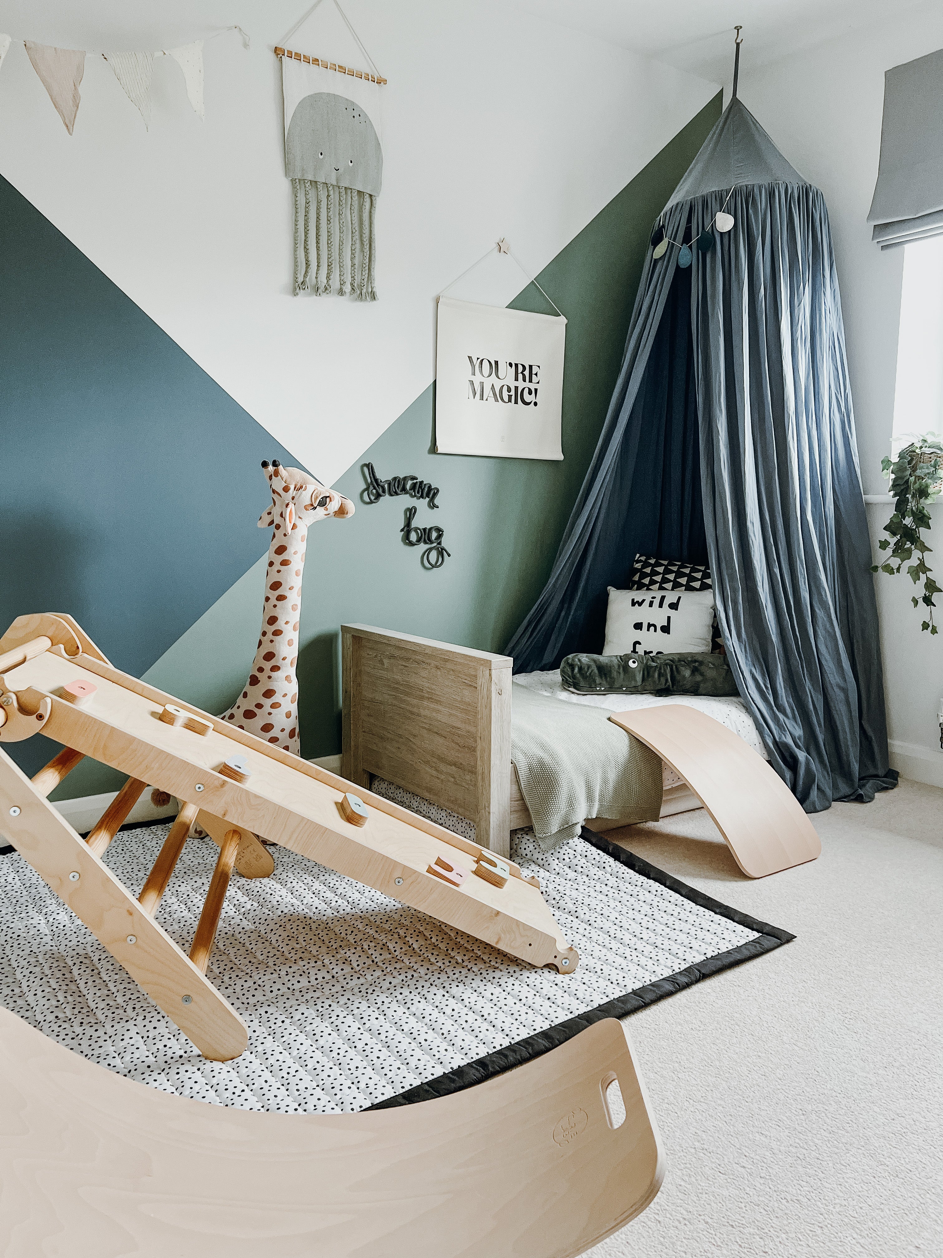 Speelkleed vol vrolijke zwarte stippen – perfect voor elke speelsessie, binnen of buiten.