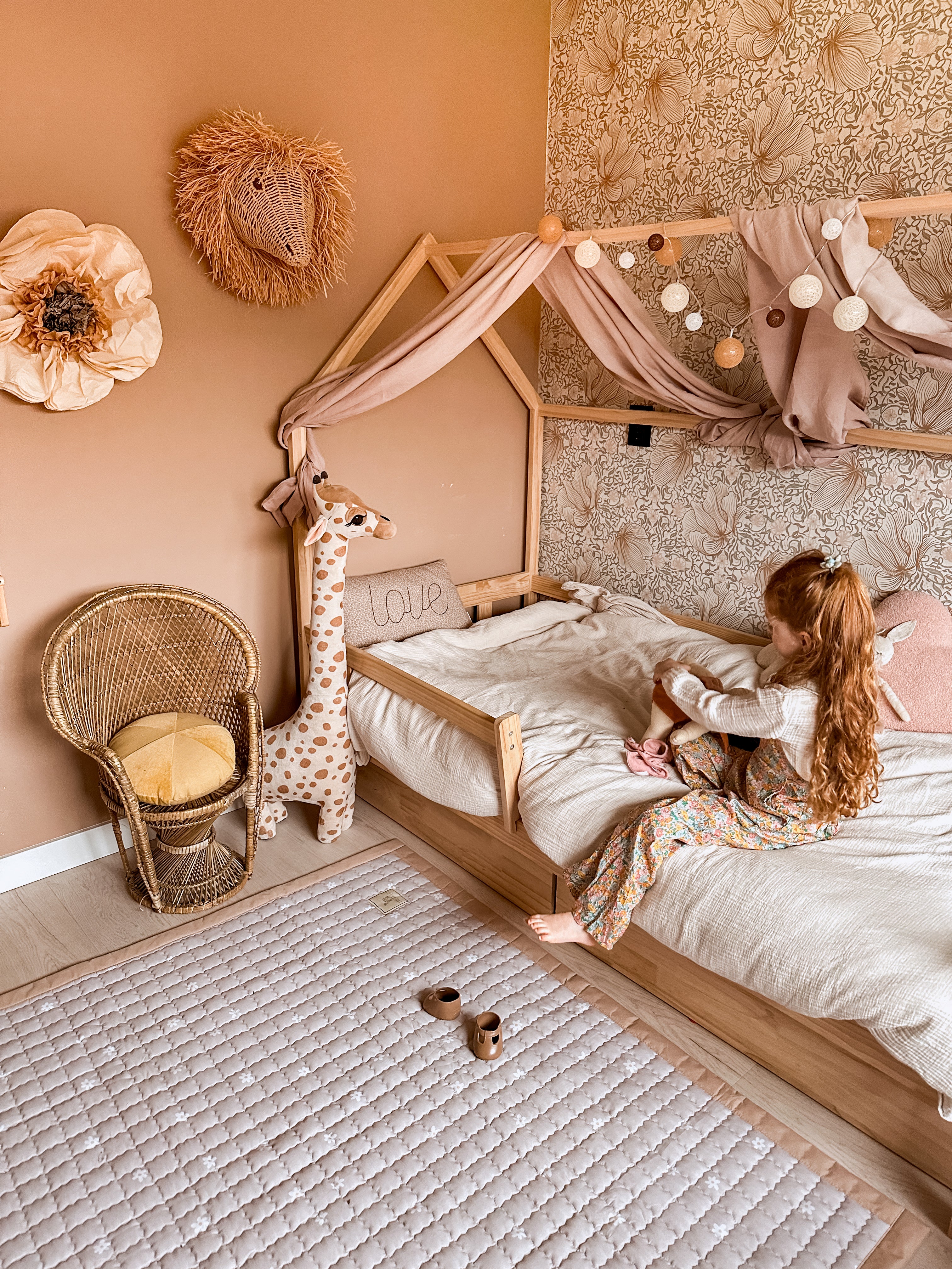 Een elegant ontwerp met madeliefjes in zachte tinten – geschikt voor elk interieur.