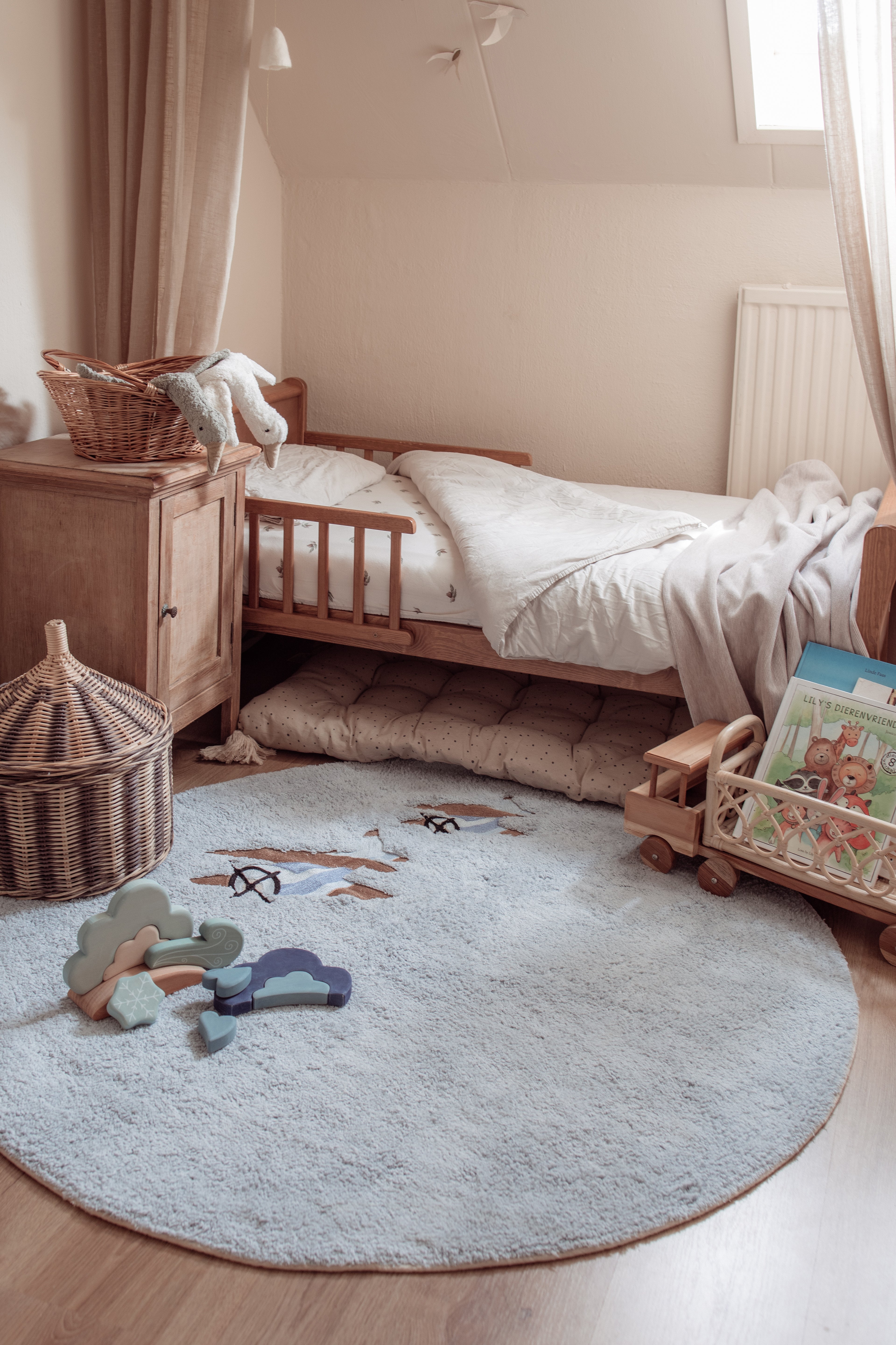 Handgeborduurd Up in the Air speelkleed voor babykamer in rond blauw design