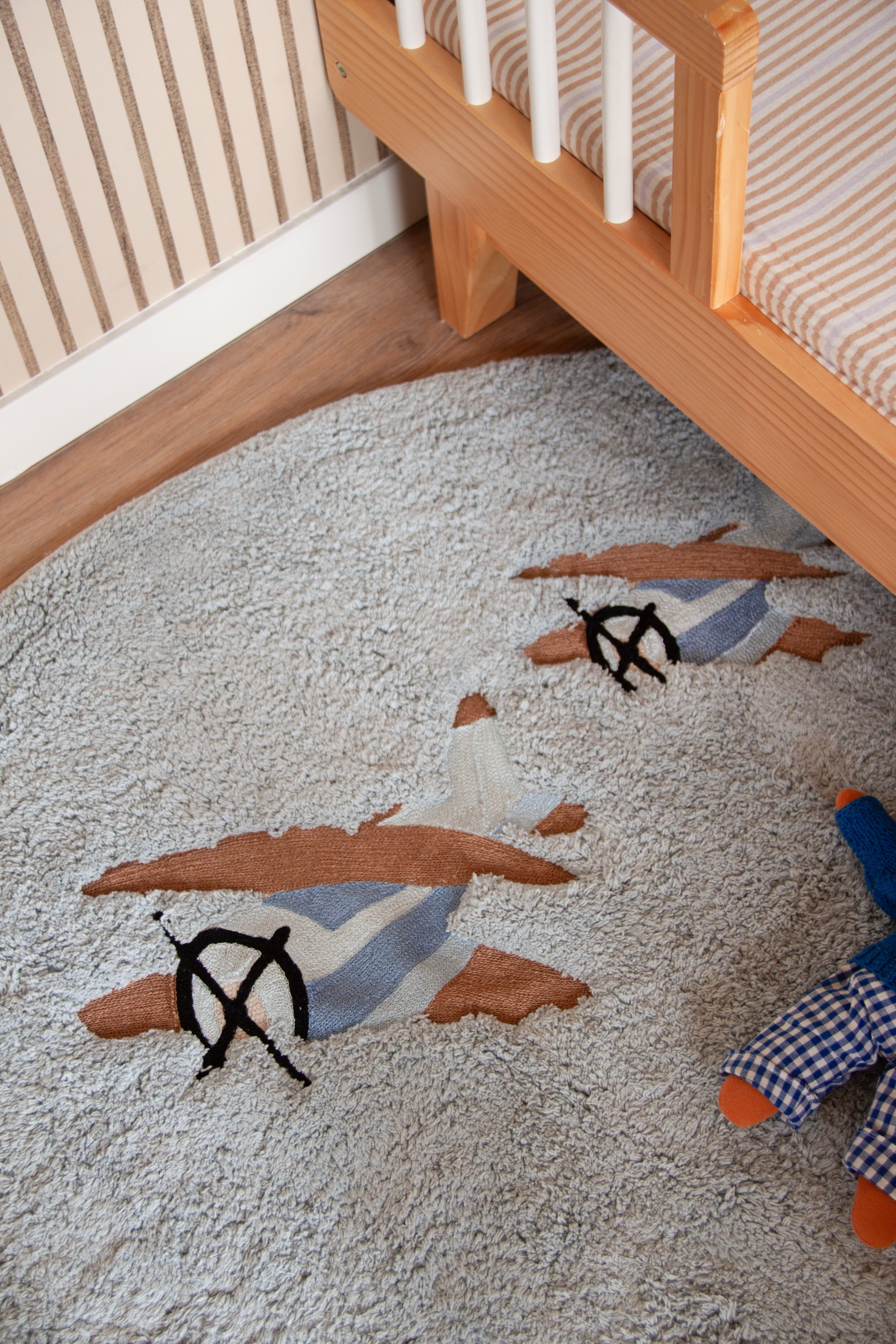 Exclusief rond vloerkleed babykamer blauw Up in the Air met vliegtuig borduursels