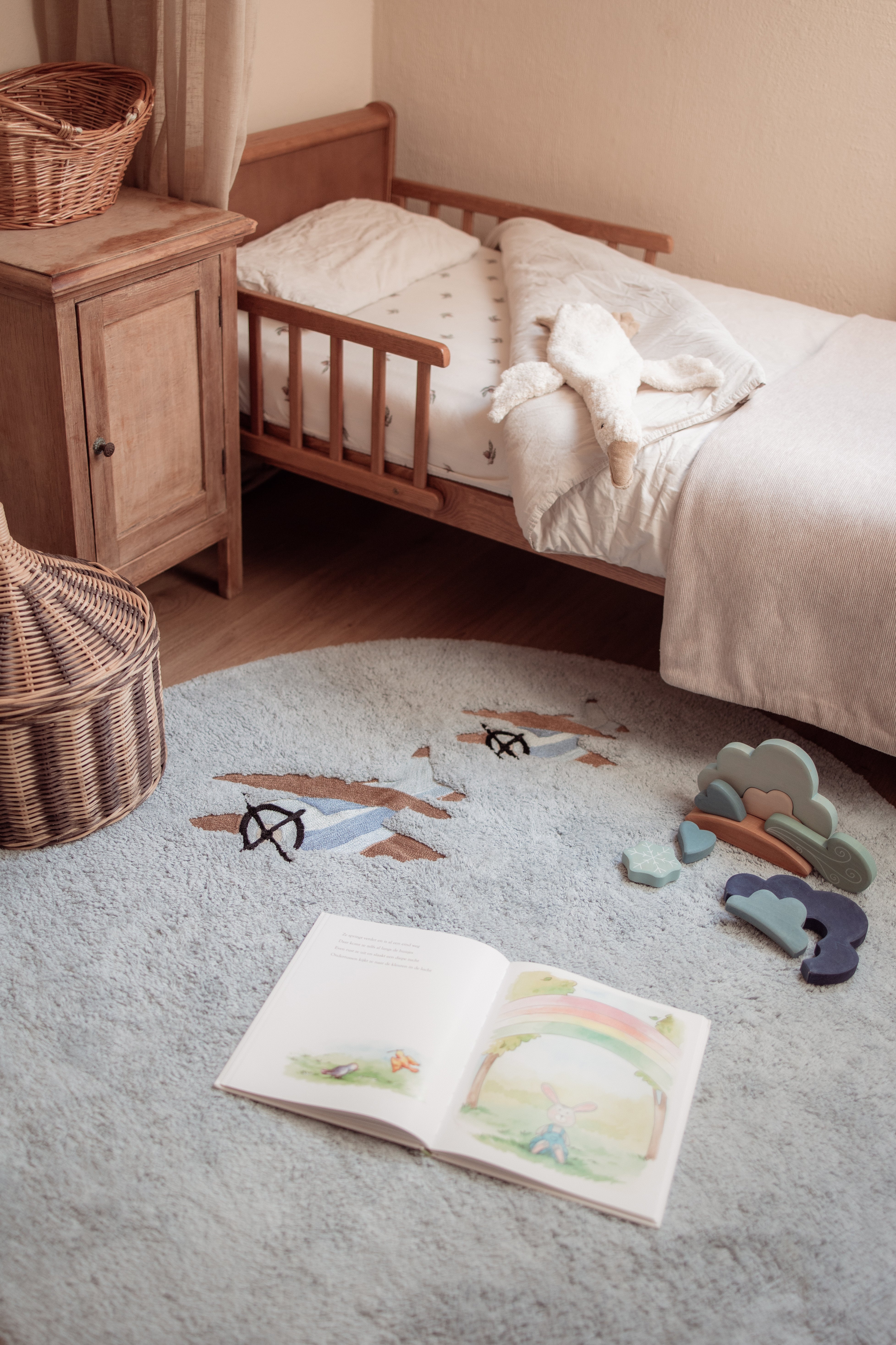 Up in the Air kinderkamer vloerkleed rond met vliegtuig motief in blauw