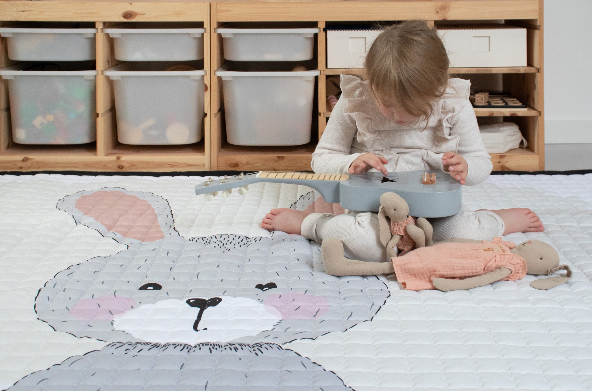 Een knuffelbaar speelkleed met een lief konijntje in het midden – zacht van top tot teen.