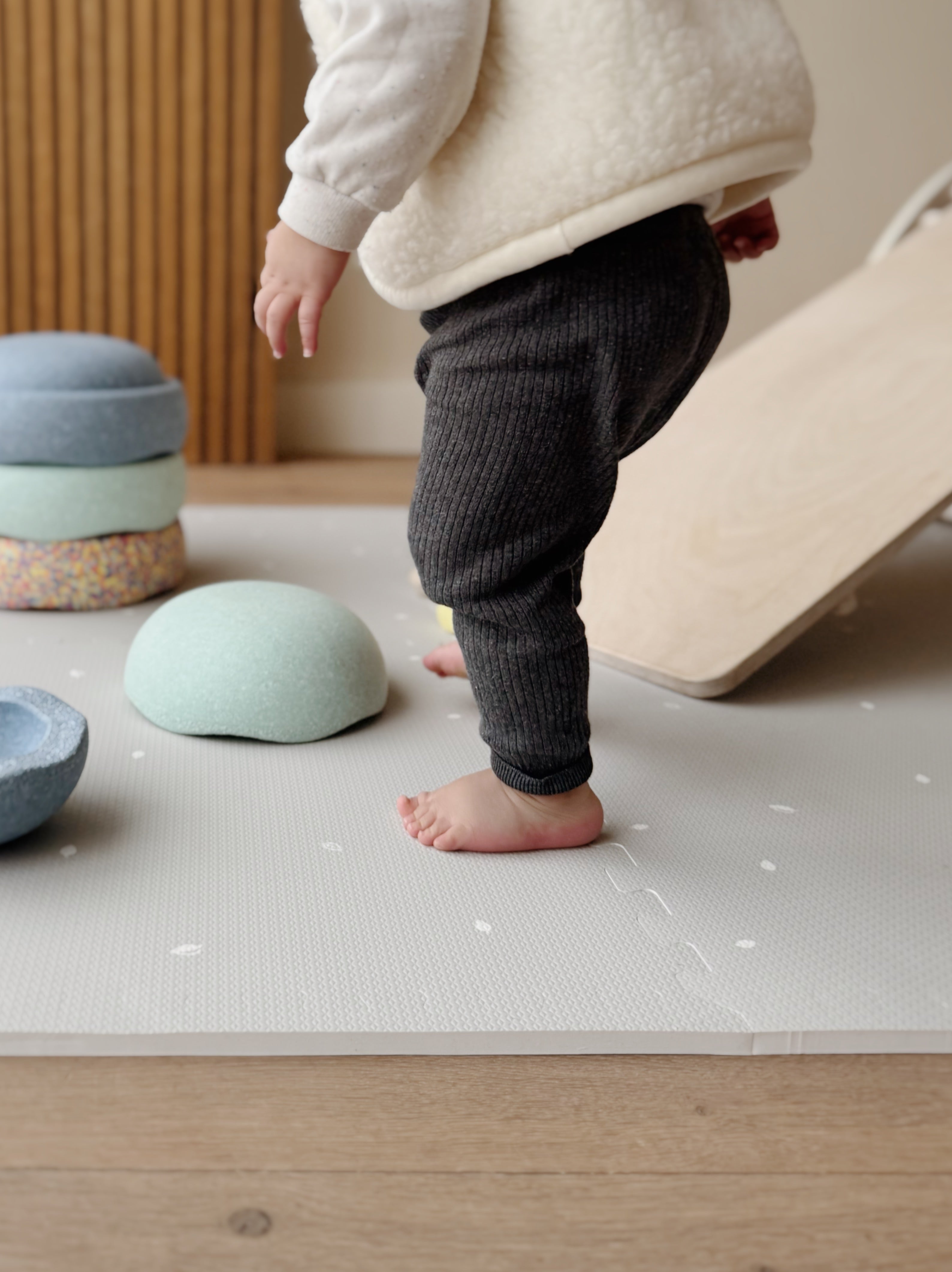 Baby leert rollen en kruipen op de speelmat van Love by Lily. 