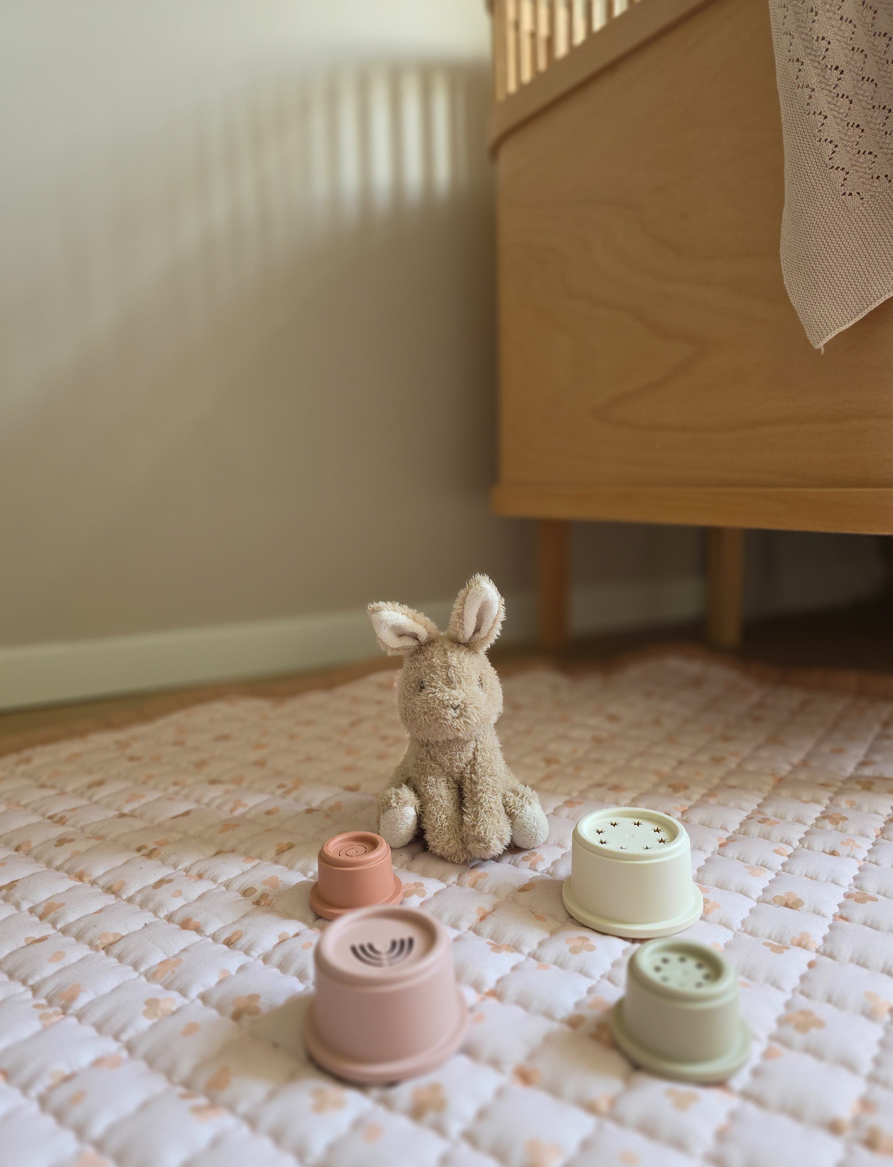 Speelkleed Sandy Clovers met warme zandkleurige basis en zachte uitstraling.