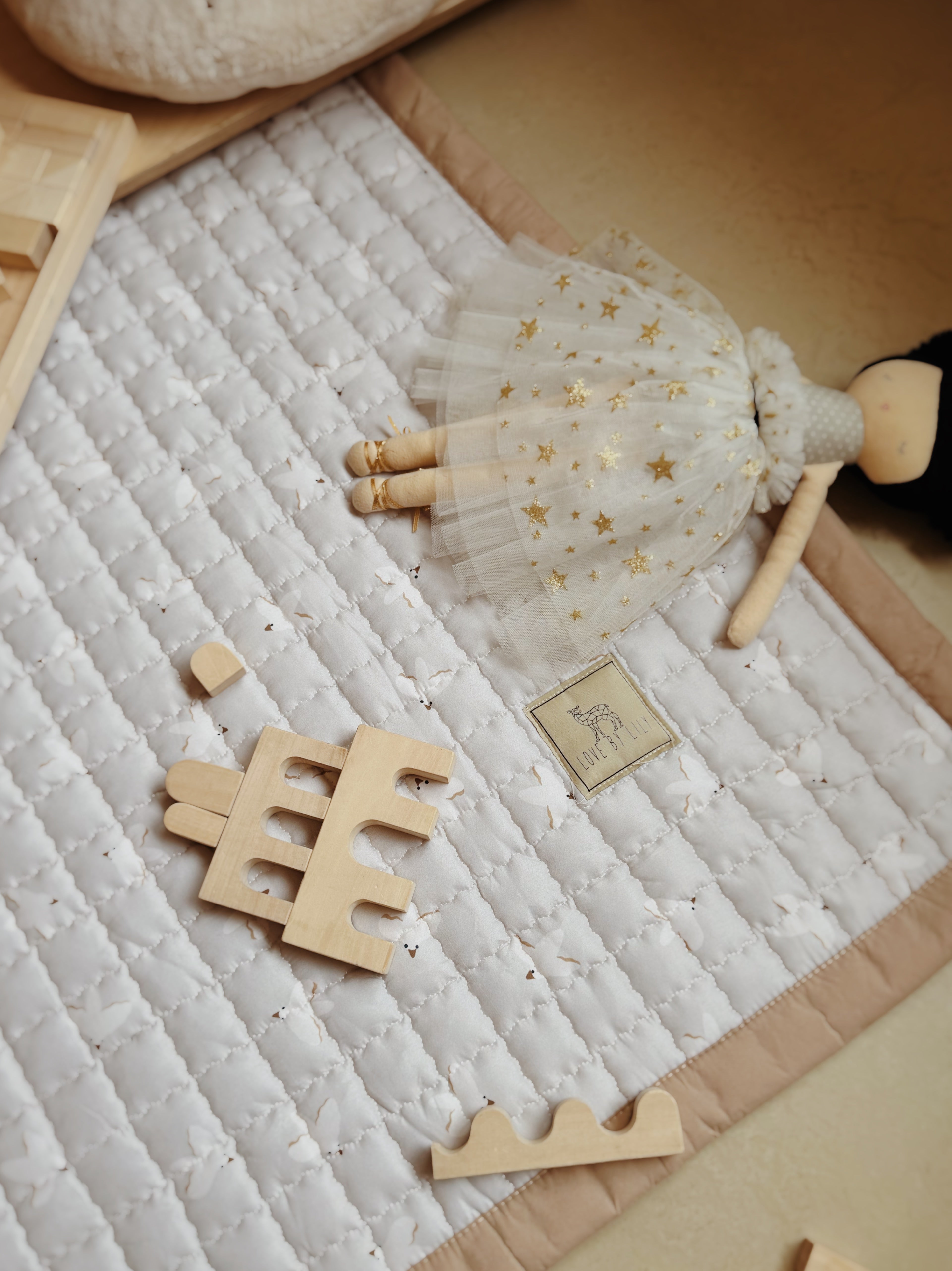Birds speelkleed: groot, beige en unisex. Wasbaar en antibacterieel baby speelmatje dat motorische ontwikkeling stimuleert vanaf 0+.